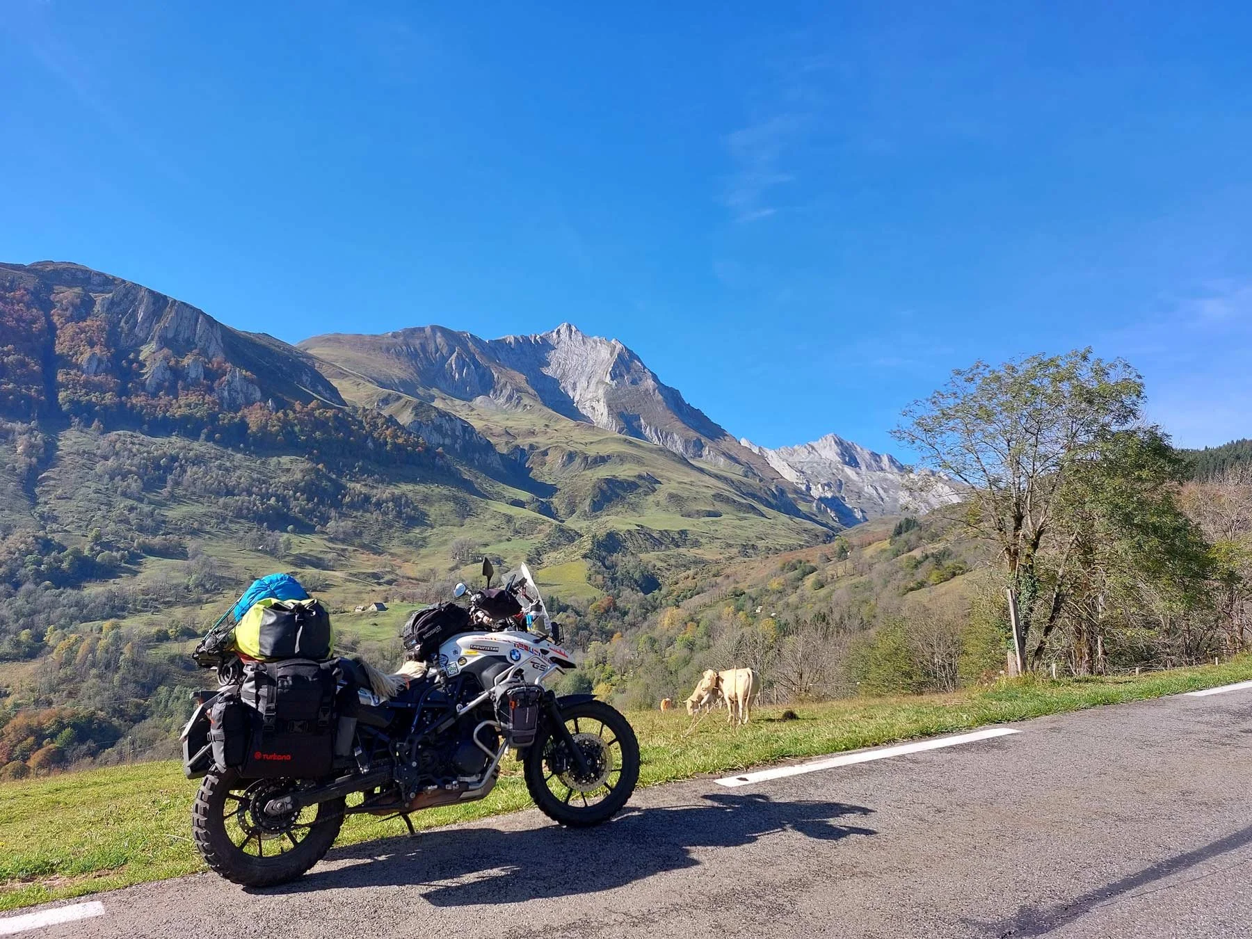 17_bmw-f700gs-turkana-hippo-sw-mototech-drybag-moskomoto-nomax-arrens-marsous-pyrenees-france-samsung-a52-moto-momentum-steffi.jpg