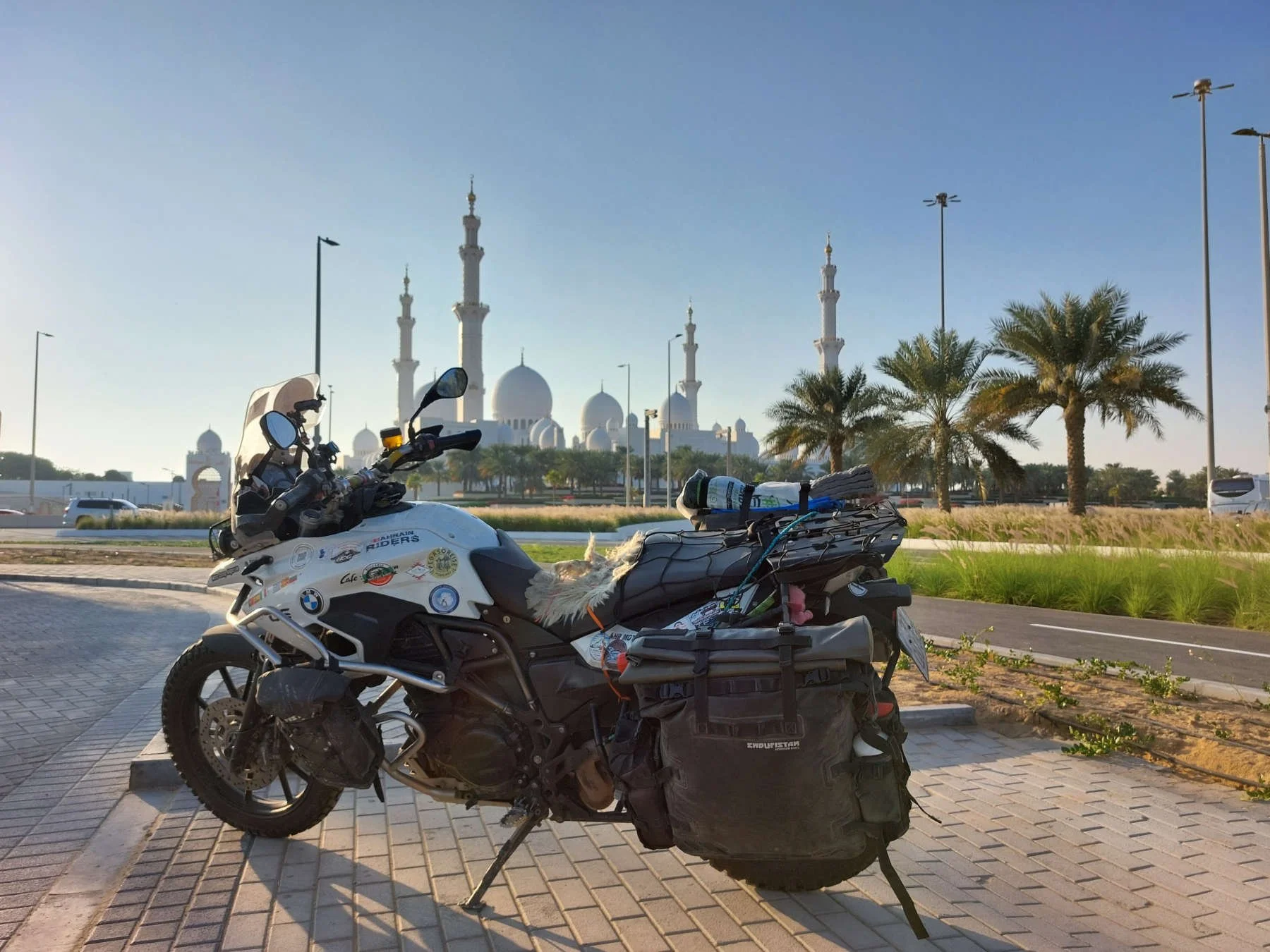 2_bmw-f700gs-enduristan-monsoon-evo-enduristan-tornado-mitas-e07-sheik-zayed-mosque-abu-dhabi-uae-emirates-gcc-persian-gulf-samsung-a52-moto-momentum-steffi.jpg