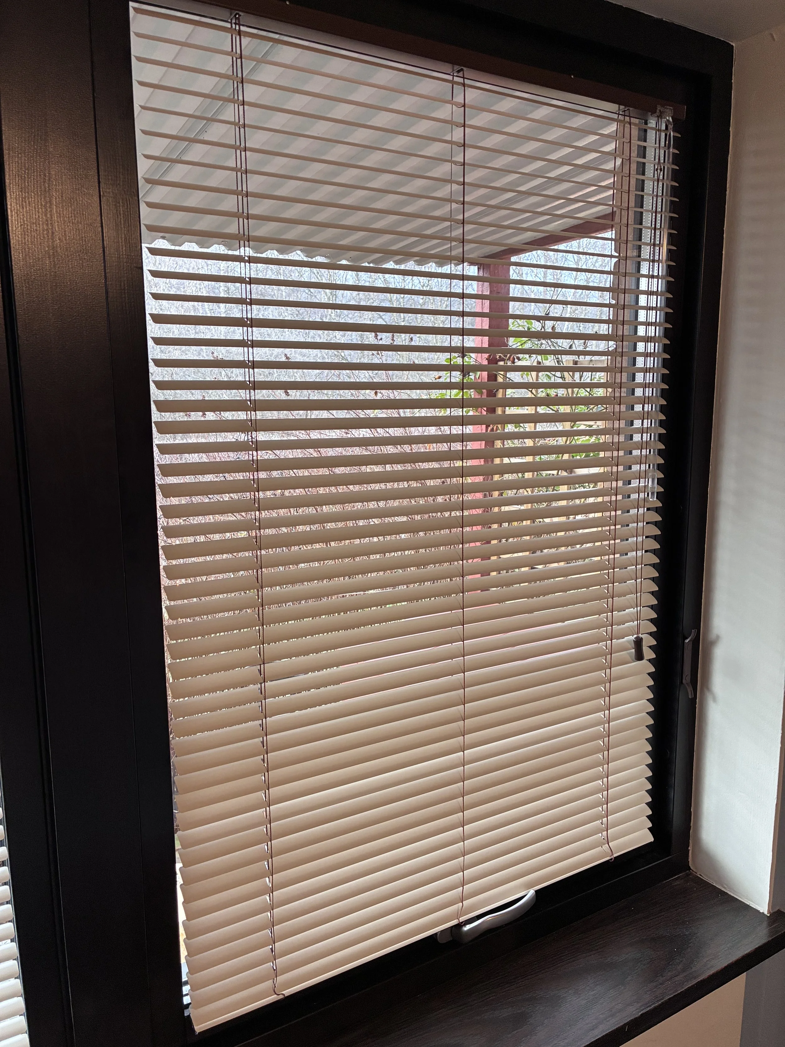 Frihängande persienn modell sky med färgmatchand linor, stenad samt lister