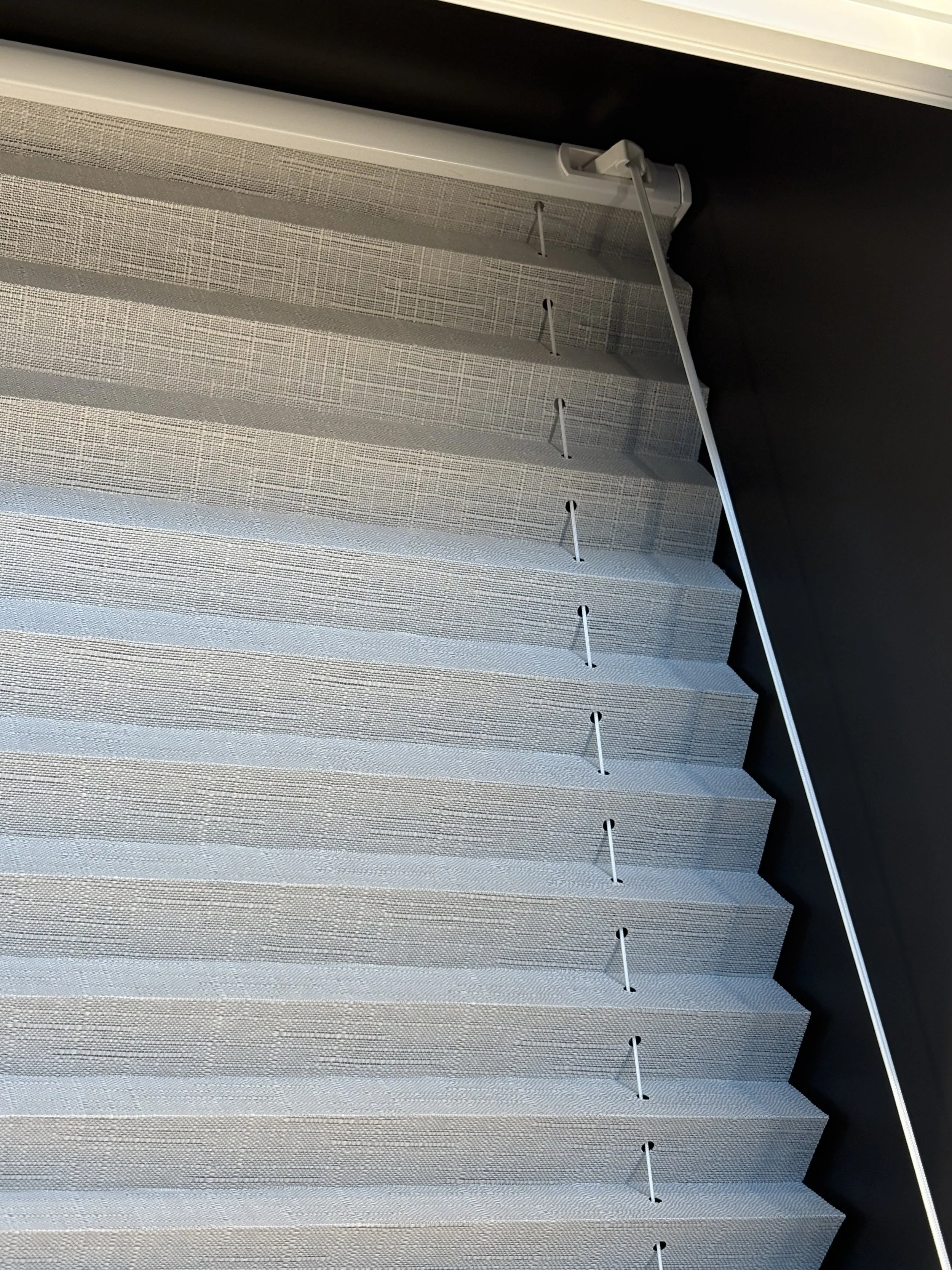 Frihängande plissegardin med linlås finns även som dubbelplisse från ljusa vävar till helt mörkläggande