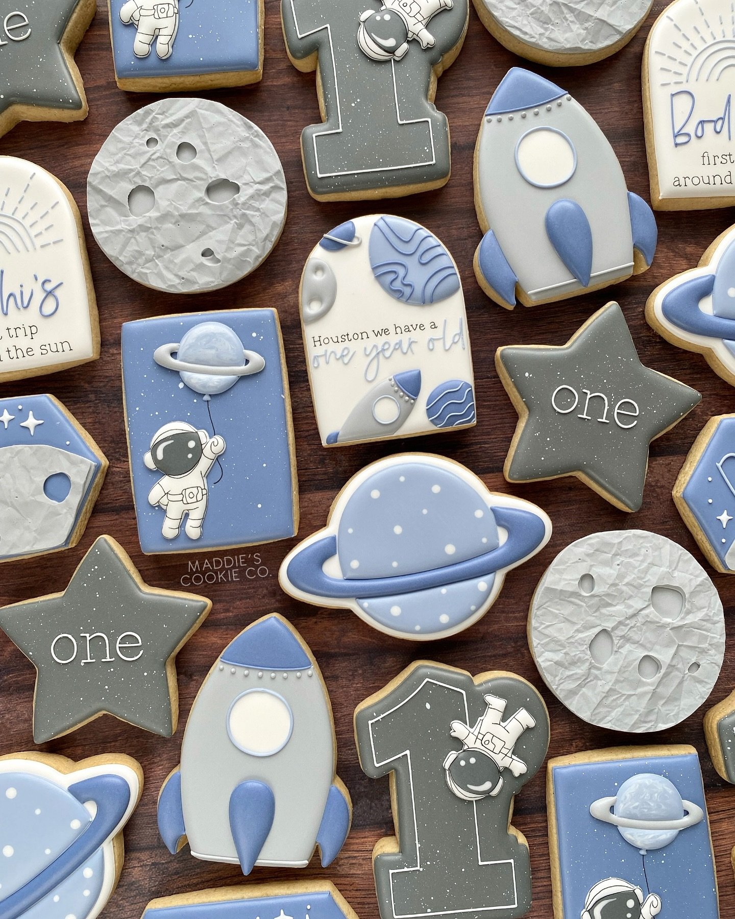 I mean&hellip; can you even handle these 😭 this is my formal request that every single cookie set moving forward has a tiny little astronaut icing transfer. full set inspo from the goat @hanamade.cookies 🚀✨
.
.
.
.
.
#cookies #cookiedecorating #roy