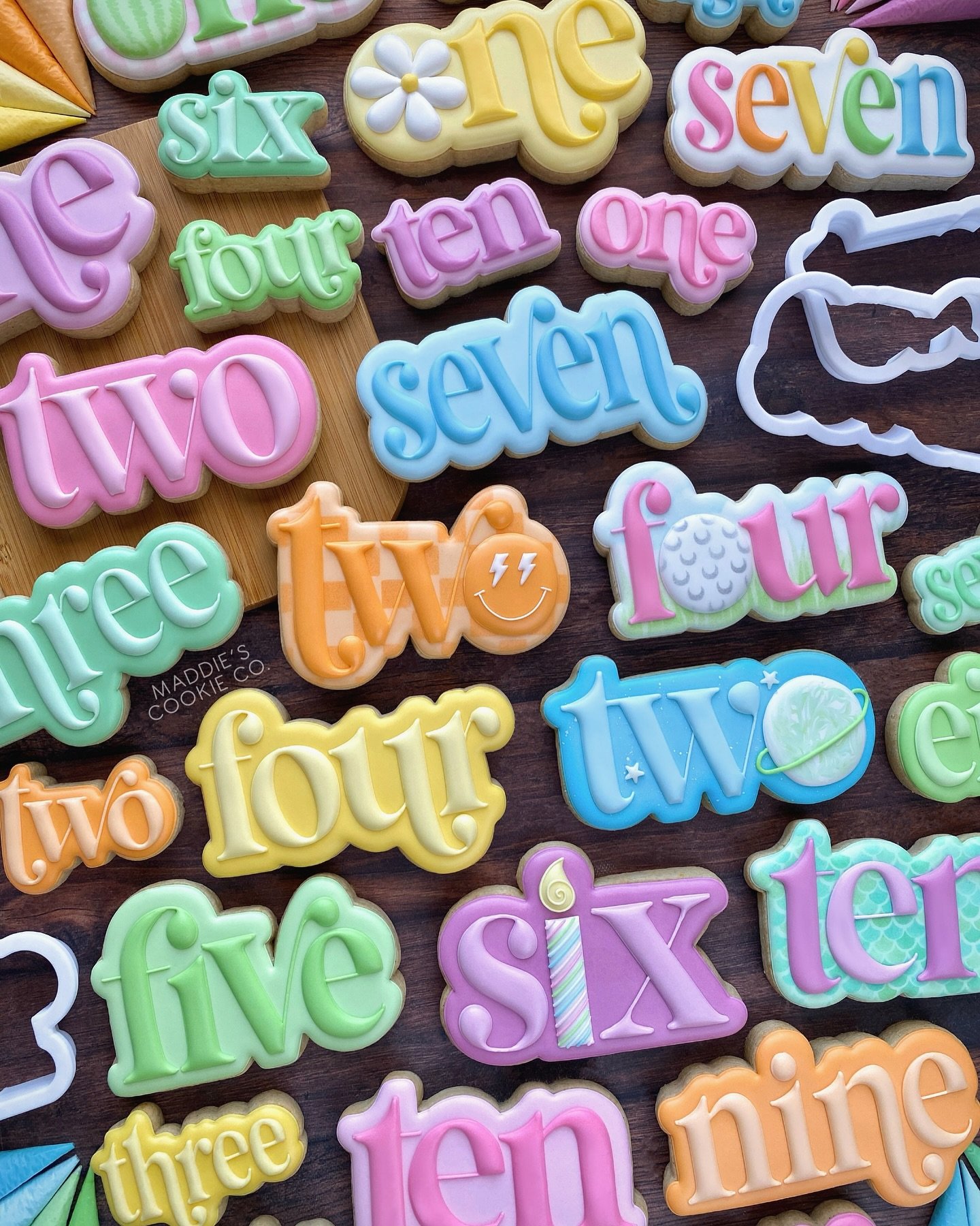 let&rsquo;s do a giveaway!!!!! aaaahhhhhhh!!!! my balloon number cutters were practically begging for written word besties and who am I to deny them 👯&zwj;♀️ there are 30 total cutters included in the giveaway- 15 regular size and 15 minis! the sets