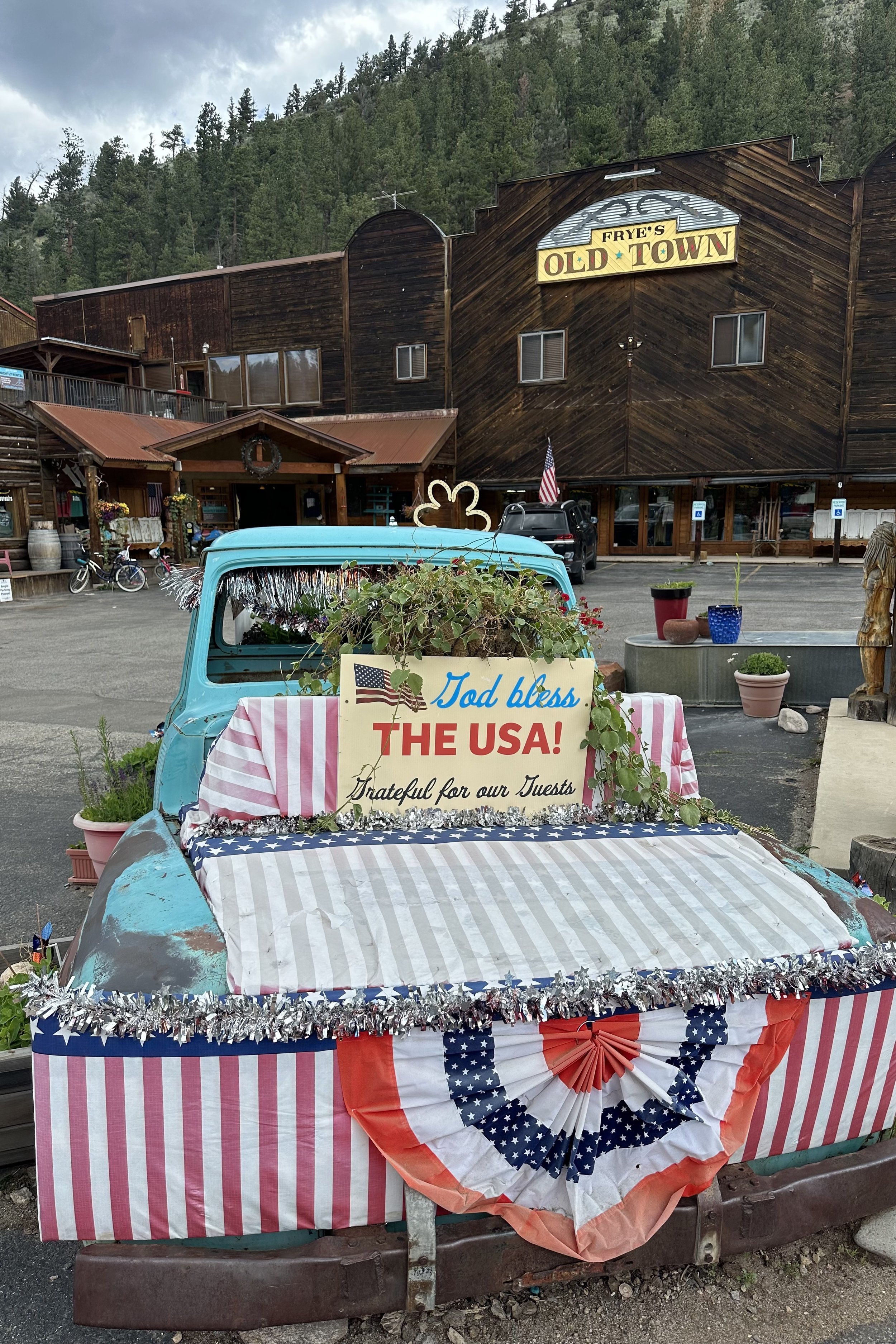 Red River is a nice quiet resort town in far northern New Mexico in the Sangre de Cristo Mountains that offers lodging, hiking, 4WD roads, fishing, slopes, and shops. It’s located on the Enchanted Circle Scenic Byway which is also home to Taos, Angel
