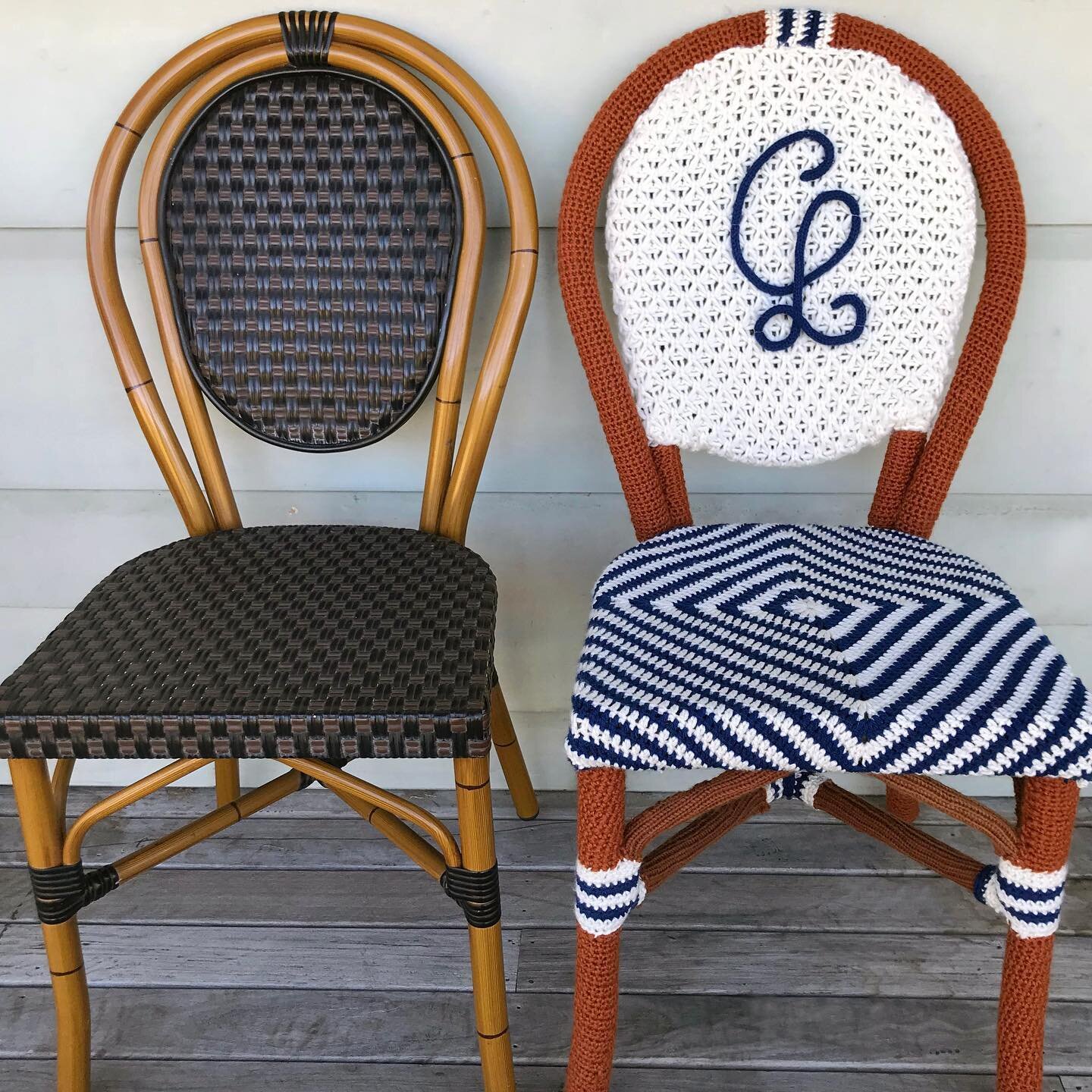 #Yarntopians cafe chair before and after! The CL monogram stands for Cafe de la Laine. You can see more photos of our @jumpersandjazzinjuly installation in previous posts.

💙🤍&hearts;️

#jumpersandjazz #jumpersandjazzinjuly #warwickqld #yarnbombing