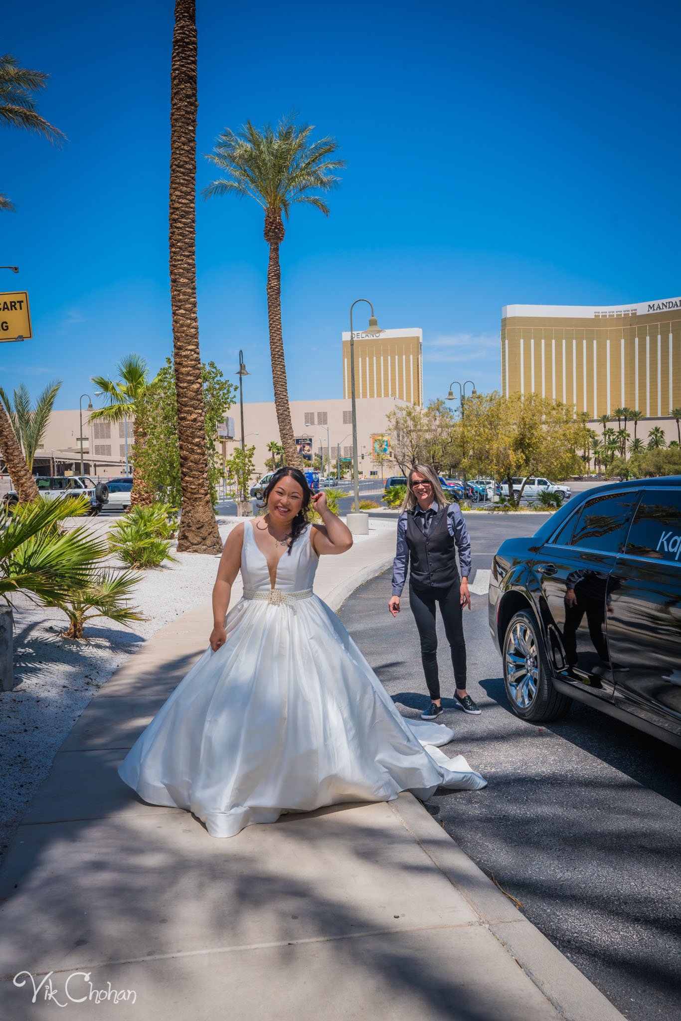 2022-04-20-Mimi-&-Aaron-Las-Vegas-Wedding-Vik-Chohan-Photography-Photo-Booth-Social-Media-VCP-010.jpg