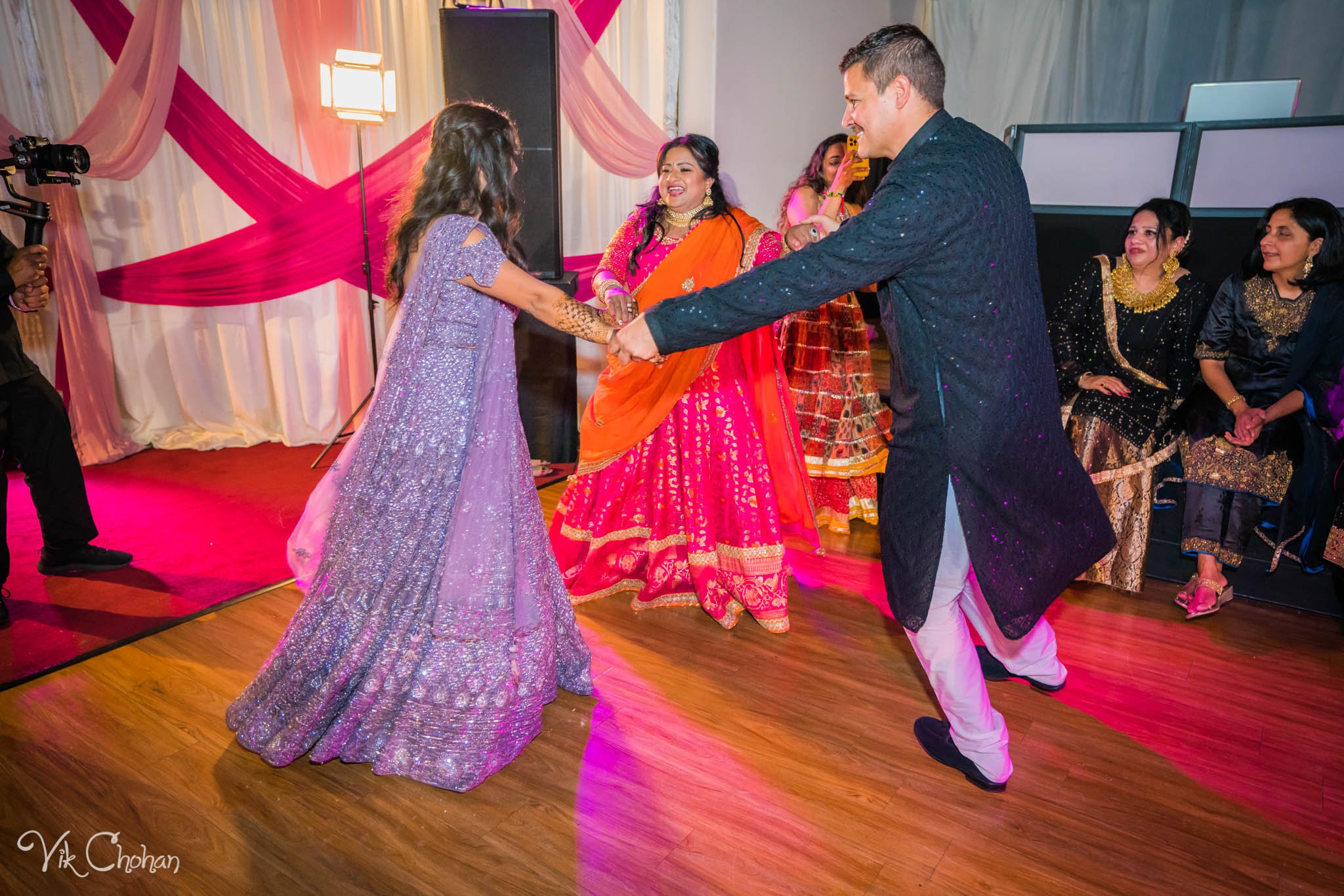 2022-06-07-Annie-&-Steven-Las-Vegas-Indian-Wedding-Sangeet-Night-Celebration-Photography-Vik-Chohan-Photography-Photo-Booth-Social-Media-VCP-217.jpg