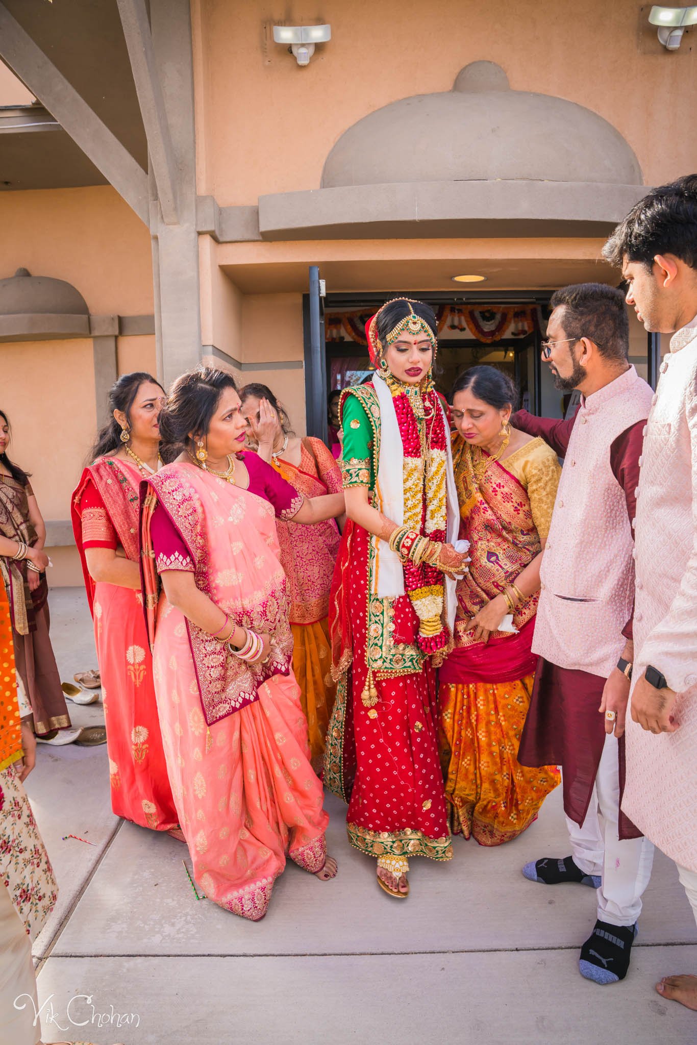 2022-02-05-Hely-&-Parth-Las-Vegas-Indian-Wedding-Photography-Vik-Chohan-Photography-Photo-Booth-Social-Media-VCP-384.jpg