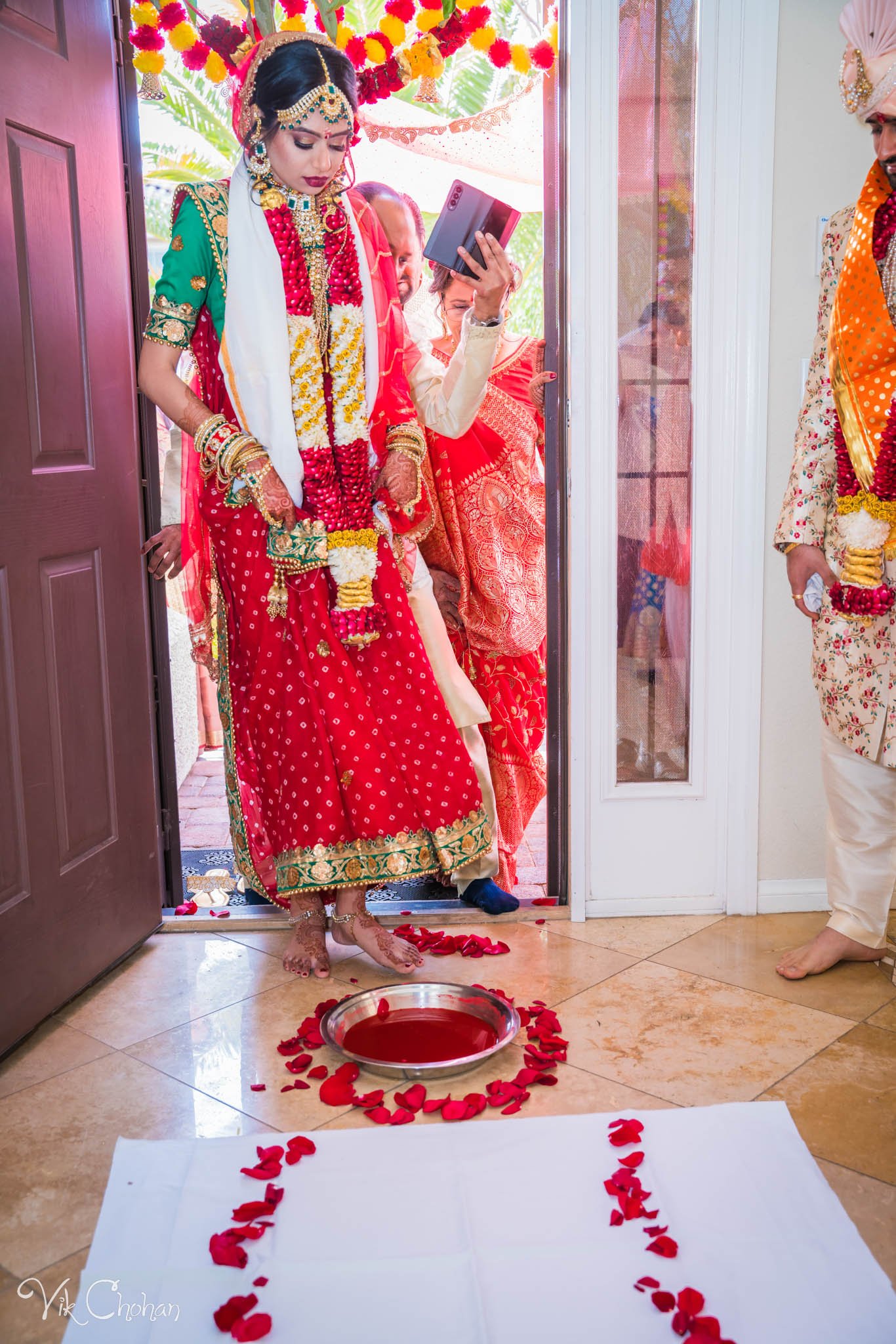 2022-02-05-Hely-&-Parth-Las-Vegas-Indian-Wedding-Photography-Vik-Chohan-Photography-Photo-Booth-Social-Media-VCP-437.jpg