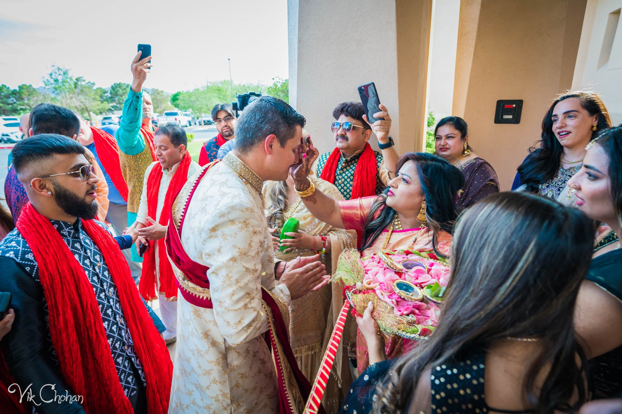 2022-06-09-Annie-&-Steven-Las-Vegas-Indian-Wedding-Ceremony-Photography-Vik-Chohan-Photography-Photo-Booth-Social-Media-VCP-050.jpg