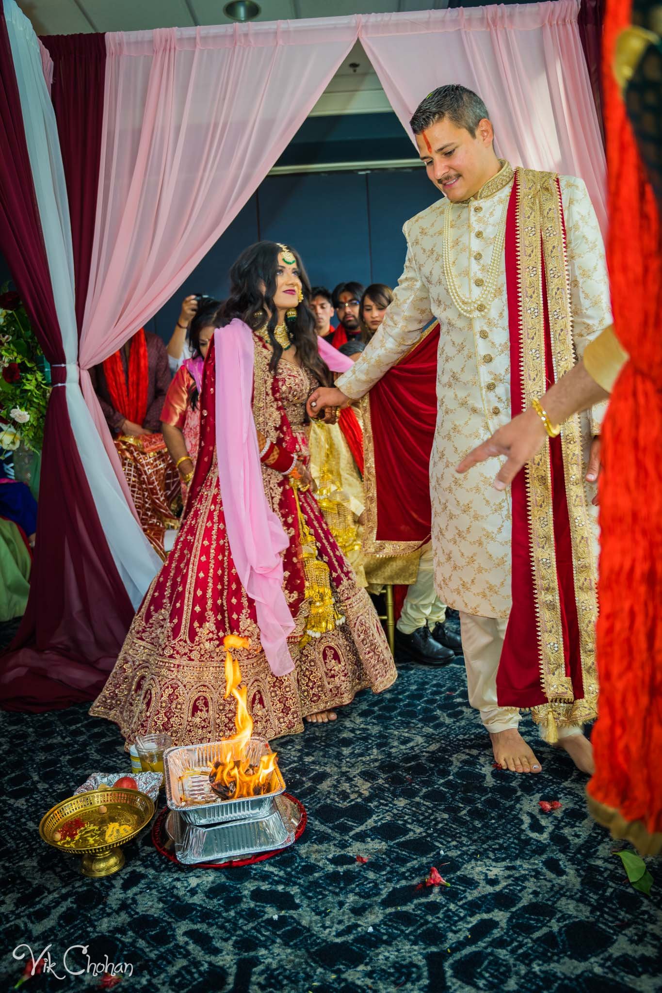 2022-06-09-Annie-&-Steven-Las-Vegas-Indian-Wedding-Ceremony-Photography-Vik-Chohan-Photography-Photo-Booth-Social-Media-VCP-154.jpg