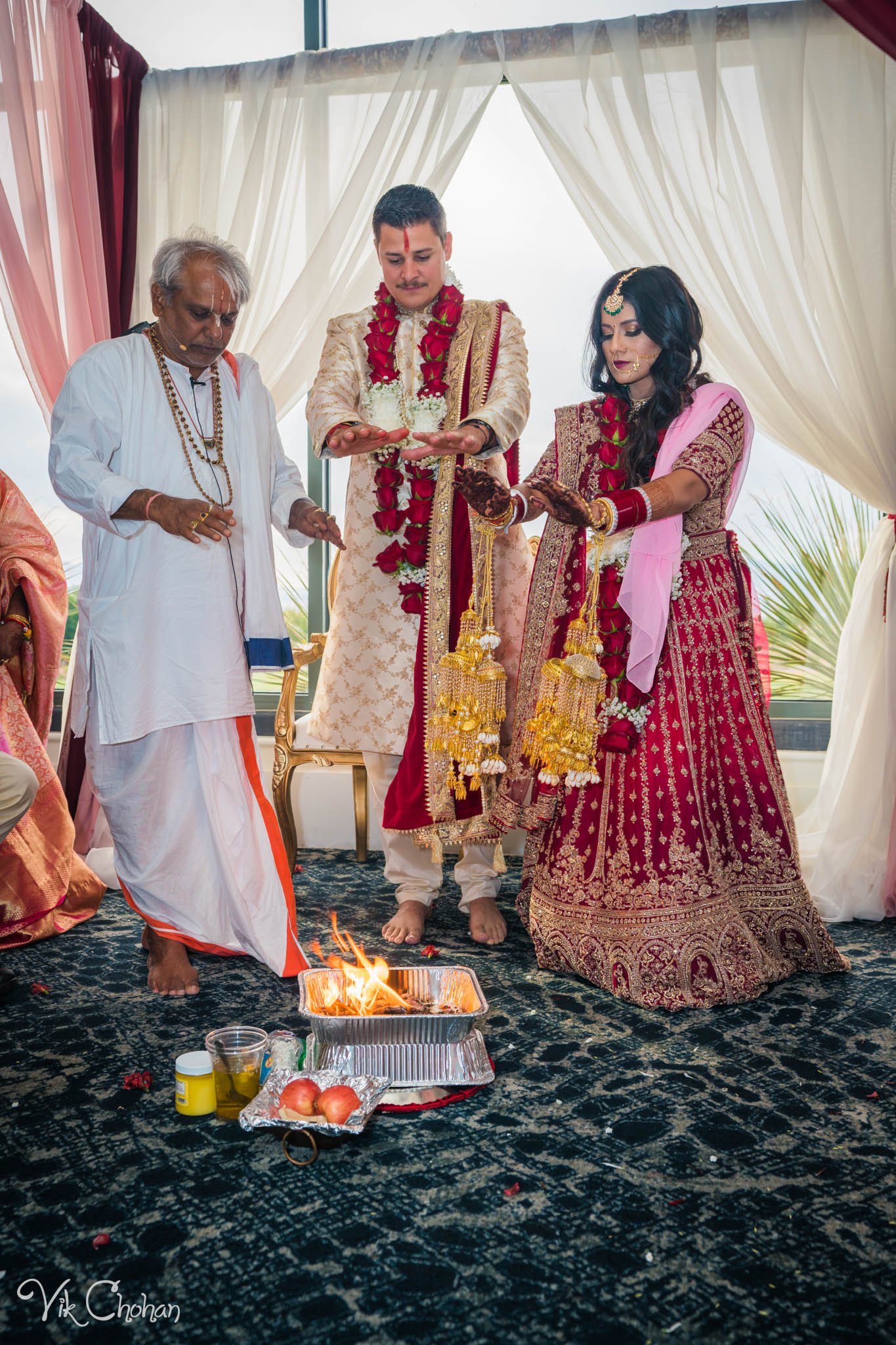 2022-06-09-Annie-&-Steven-Las-Vegas-Indian-Wedding-Ceremony-Photography-Vik-Chohan-Photography-Photo-Booth-Social-Media-VCP-165.jpg