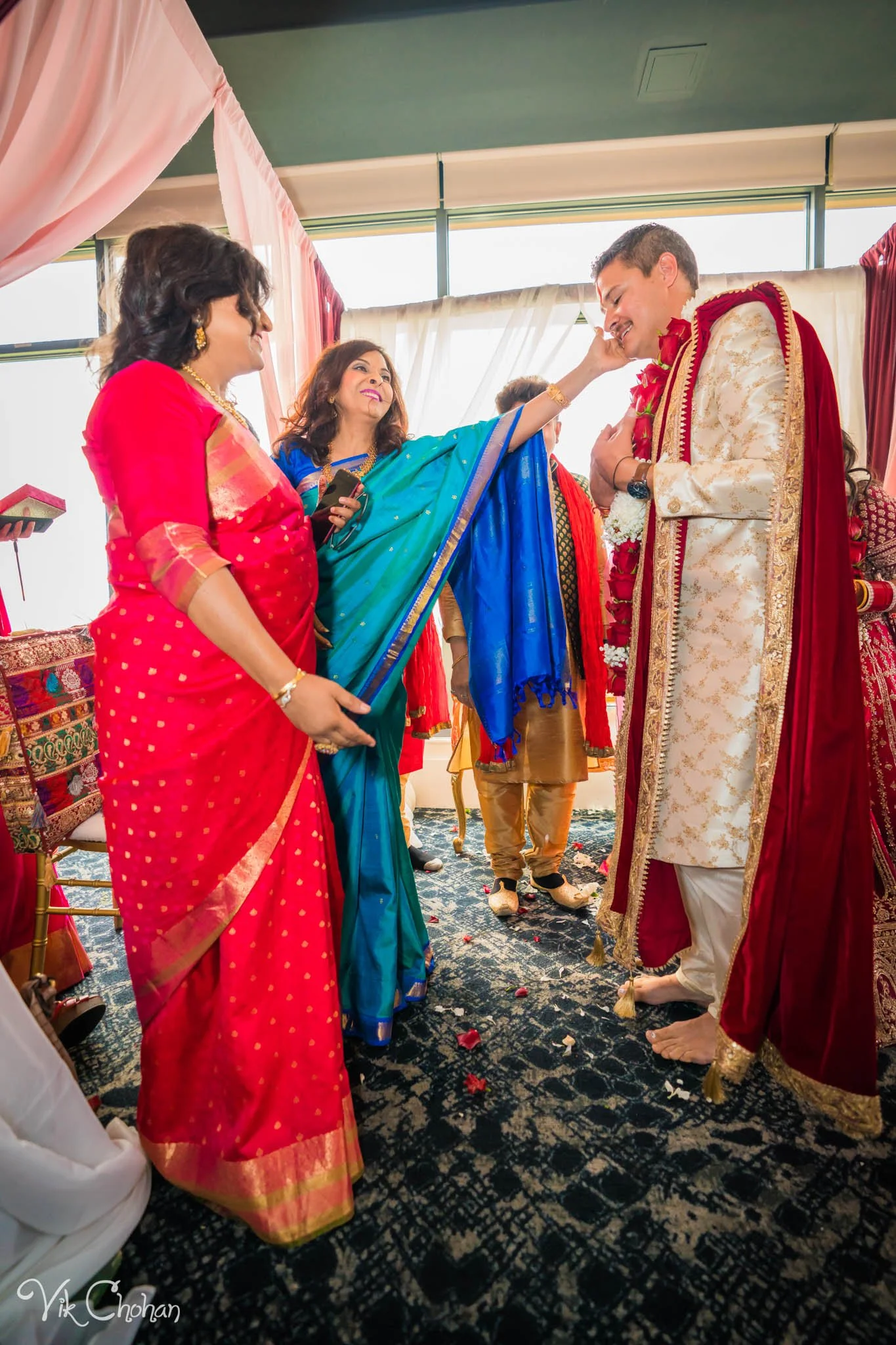 2022-06-09-Annie-&-Steven-Las-Vegas-Indian-Wedding-Ceremony-Photography-Vik-Chohan-Photography-Photo-Booth-Social-Media-VCP-190.jpg