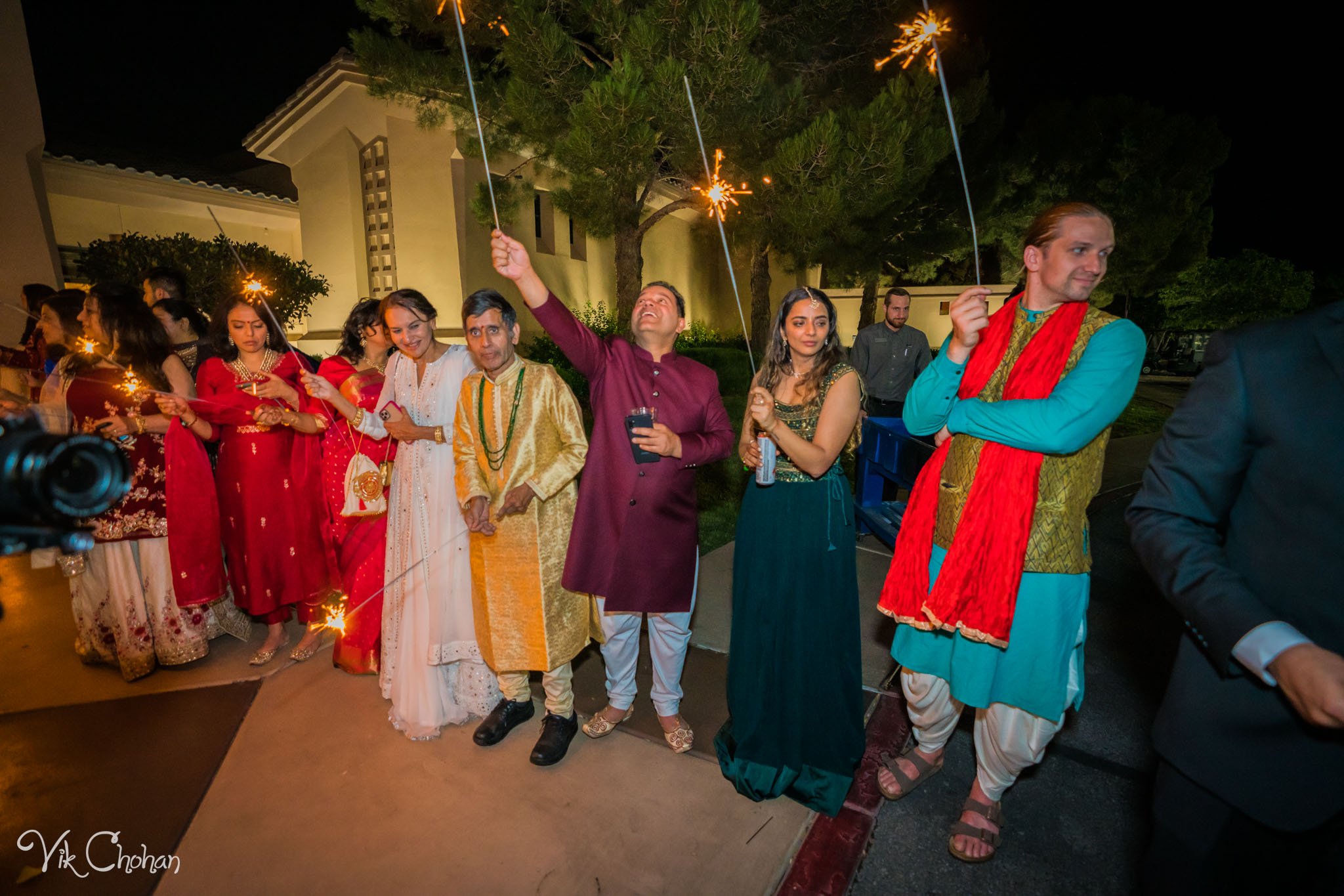 2022-06-09-Annie-&-Steven-Las-Vegas-Indian-Wedding-Ceremony-Photography-Vik-Chohan-Photography-Photo-Booth-Social-Media-VCP-725.jpg