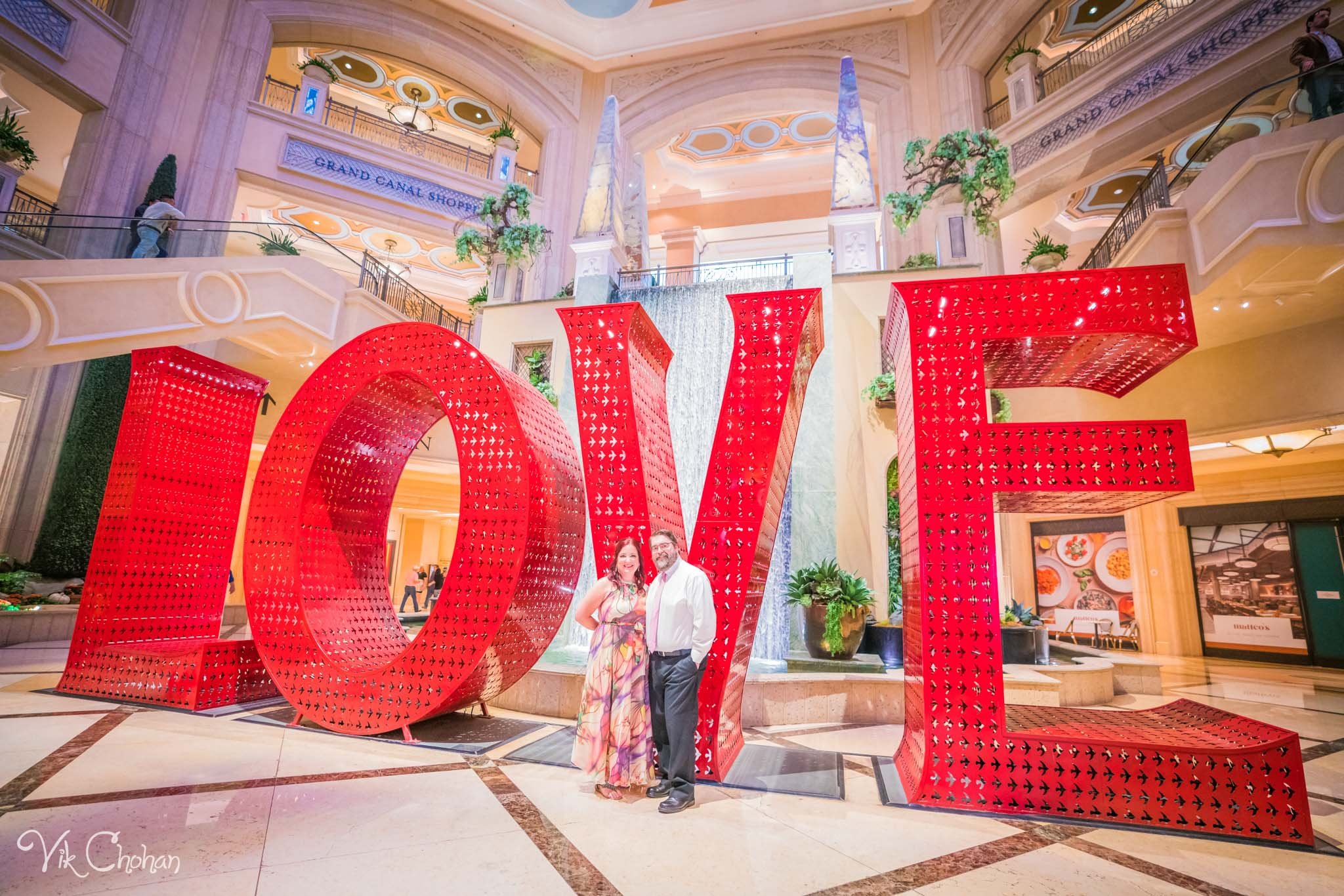 2022-10-21-Kelly-and-Matt-10th-Anniversary-Celebration-In-Las-Vegas-Vik-Chohan-Photography-Photo-Booth-Social-Media-VCP-052.jpg