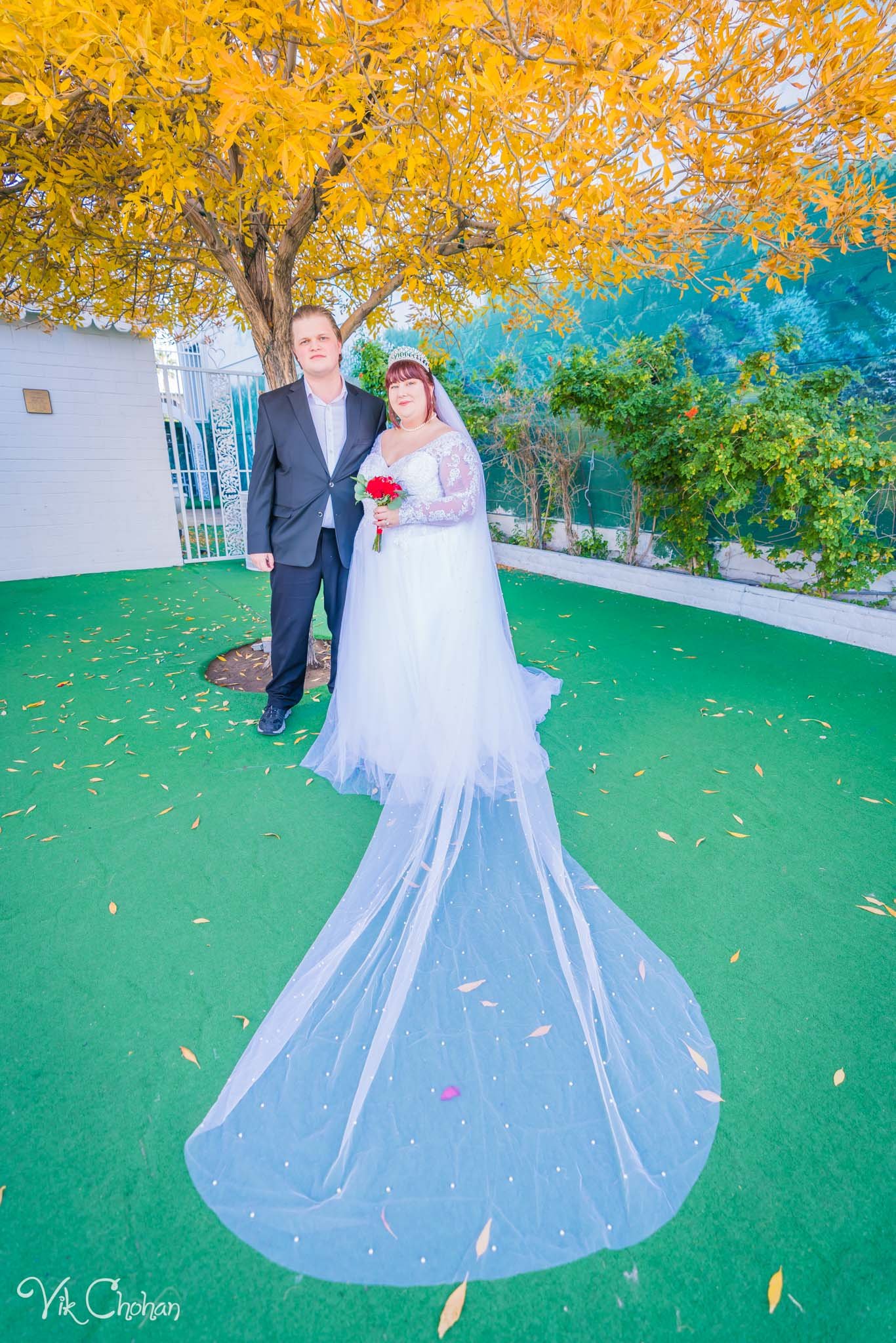 2022-12-10-Katherine-and-Charles-Las-Vegas-Wedding-at-Little-White-Wedding-Chapel-Vik-Chohan-Photography-Photo-Booth-Social-Media-VCP-187.jpg