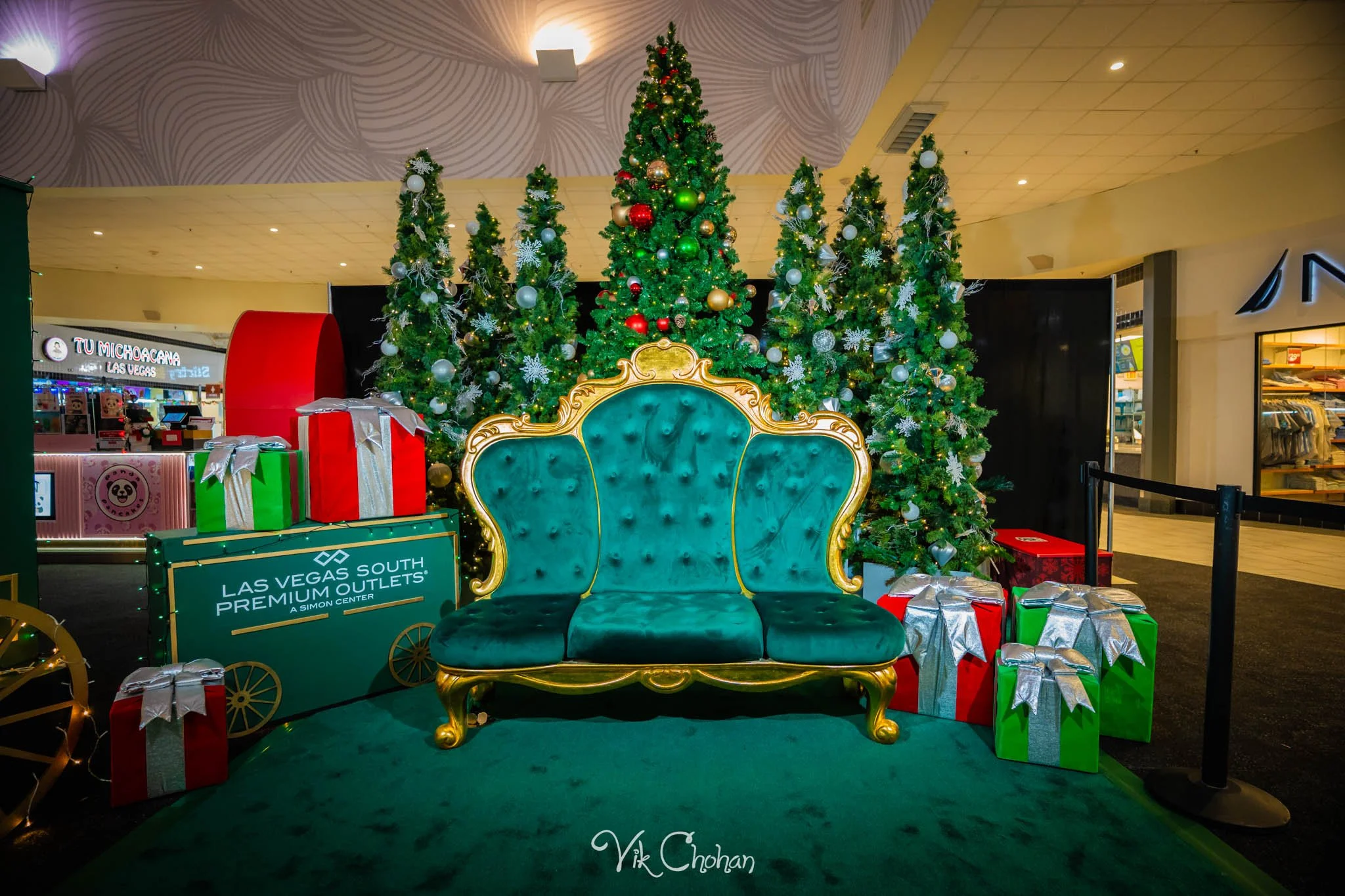 2025-12-10-INTRODeuce-Concierge-Christmas-at-LV-South-Premium-Outlets-2-Vik-Chohan-Photography-Social-Media-VCP-001.jpg