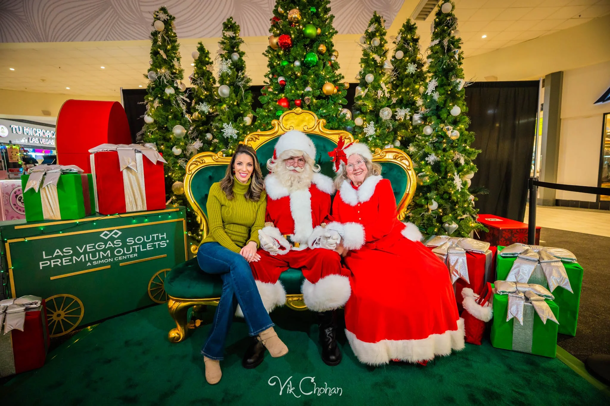 2025-12-10-INTRODeuce-Concierge-Christmas-at-LV-South-Premium-Outlets-2-Vik-Chohan-Photography-Social-Media-VCP-002.jpg