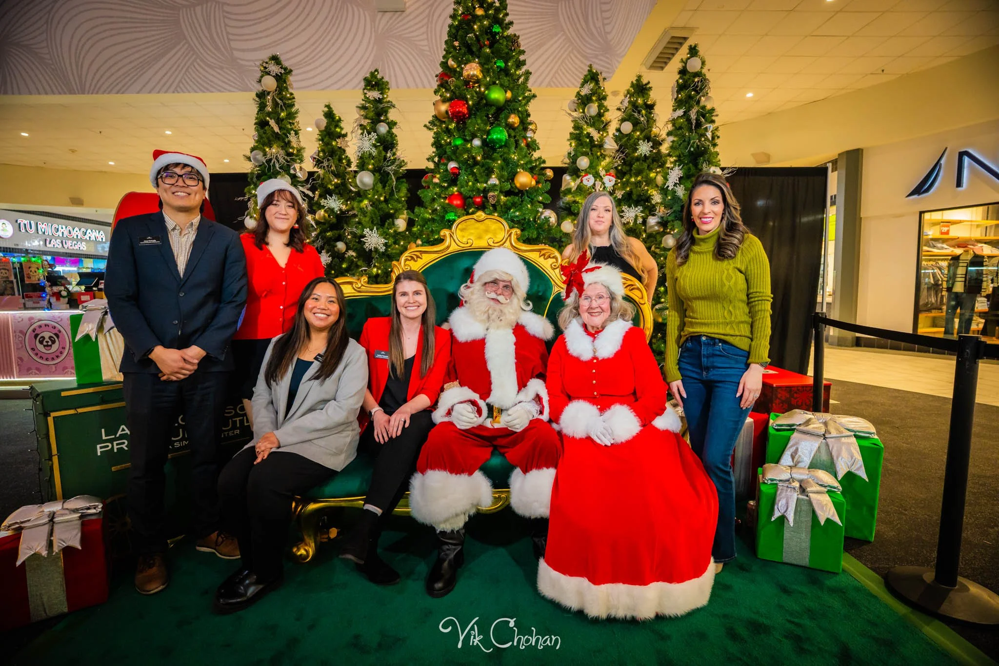 2025-12-10-INTRODeuce-Concierge-Christmas-at-LV-South-Premium-Outlets-2-Vik-Chohan-Photography-Social-Media-VCP-005.jpg