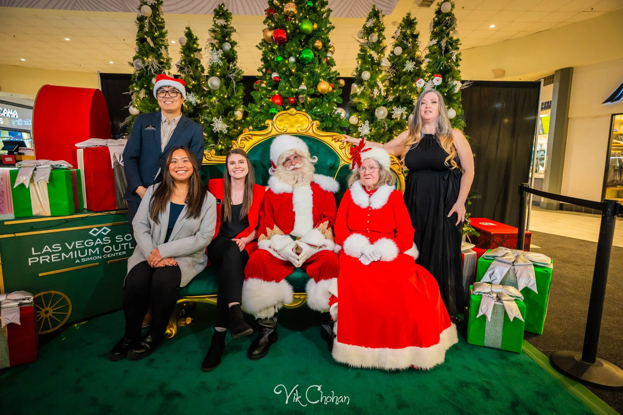2025-12-10-INTRODeuce-Concierge-Christmas-at-LV-South-Premium-Outlets-2-Vik-Chohan-Photography-Social-Media-VCP-007.jpg