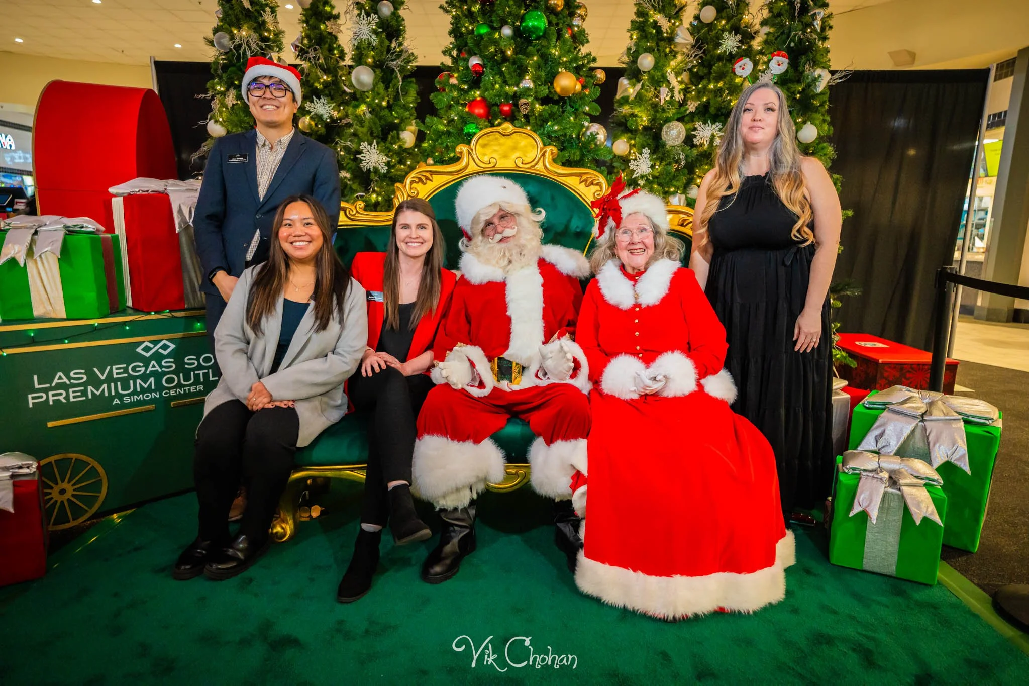 2025-12-10-INTRODeuce-Concierge-Christmas-at-LV-South-Premium-Outlets-2-Vik-Chohan-Photography-Social-Media-VCP-008.jpg