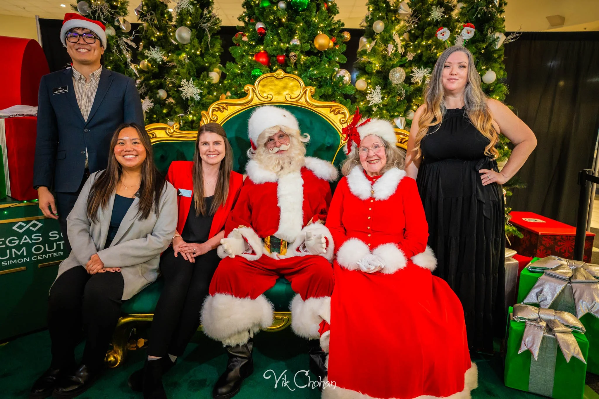2025-12-10-INTRODeuce-Concierge-Christmas-at-LV-South-Premium-Outlets-2-Vik-Chohan-Photography-Social-Media-VCP-010.jpg