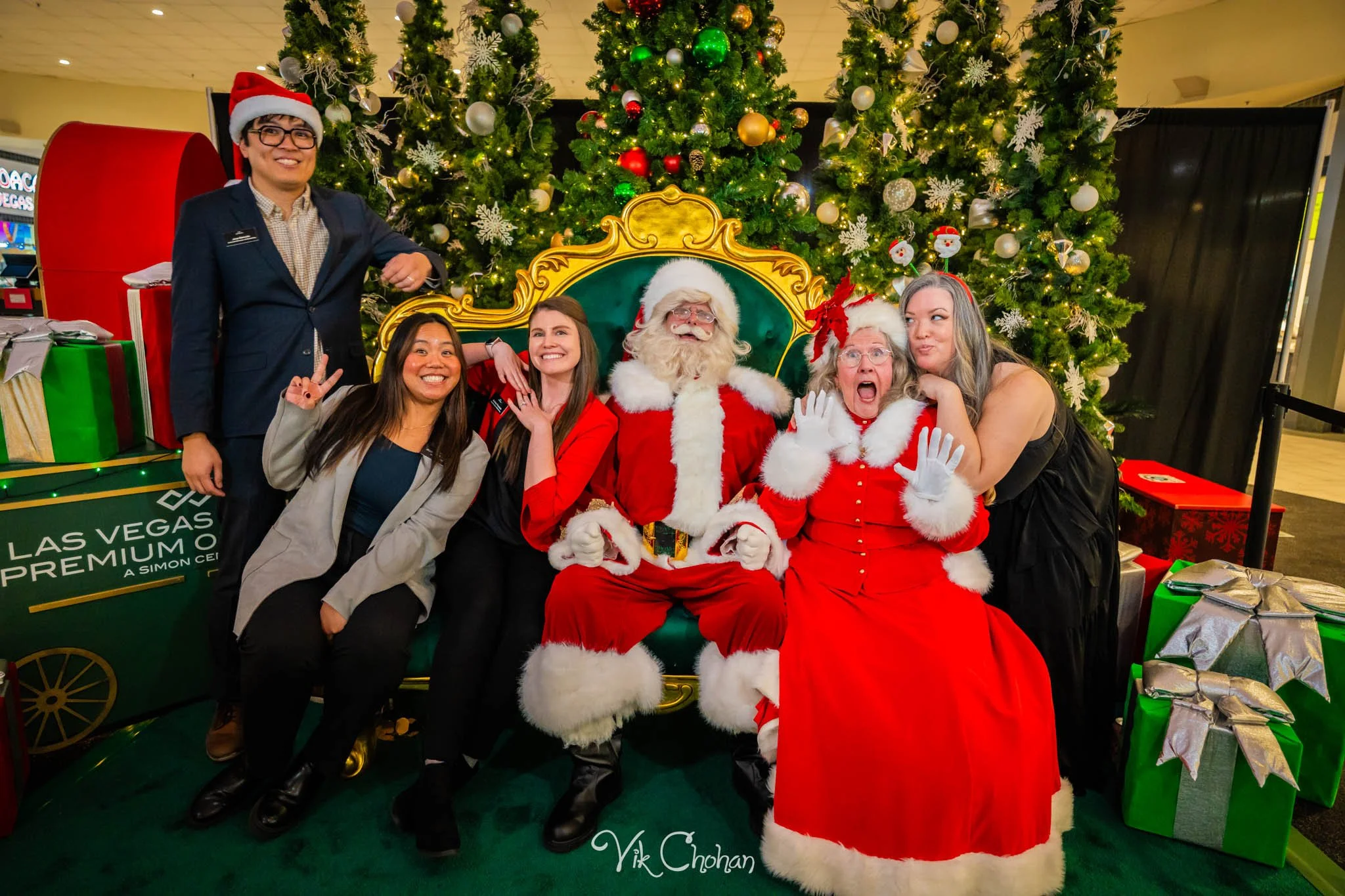 2025-12-10-INTRODeuce-Concierge-Christmas-at-LV-South-Premium-Outlets-2-Vik-Chohan-Photography-Social-Media-VCP-011.jpg