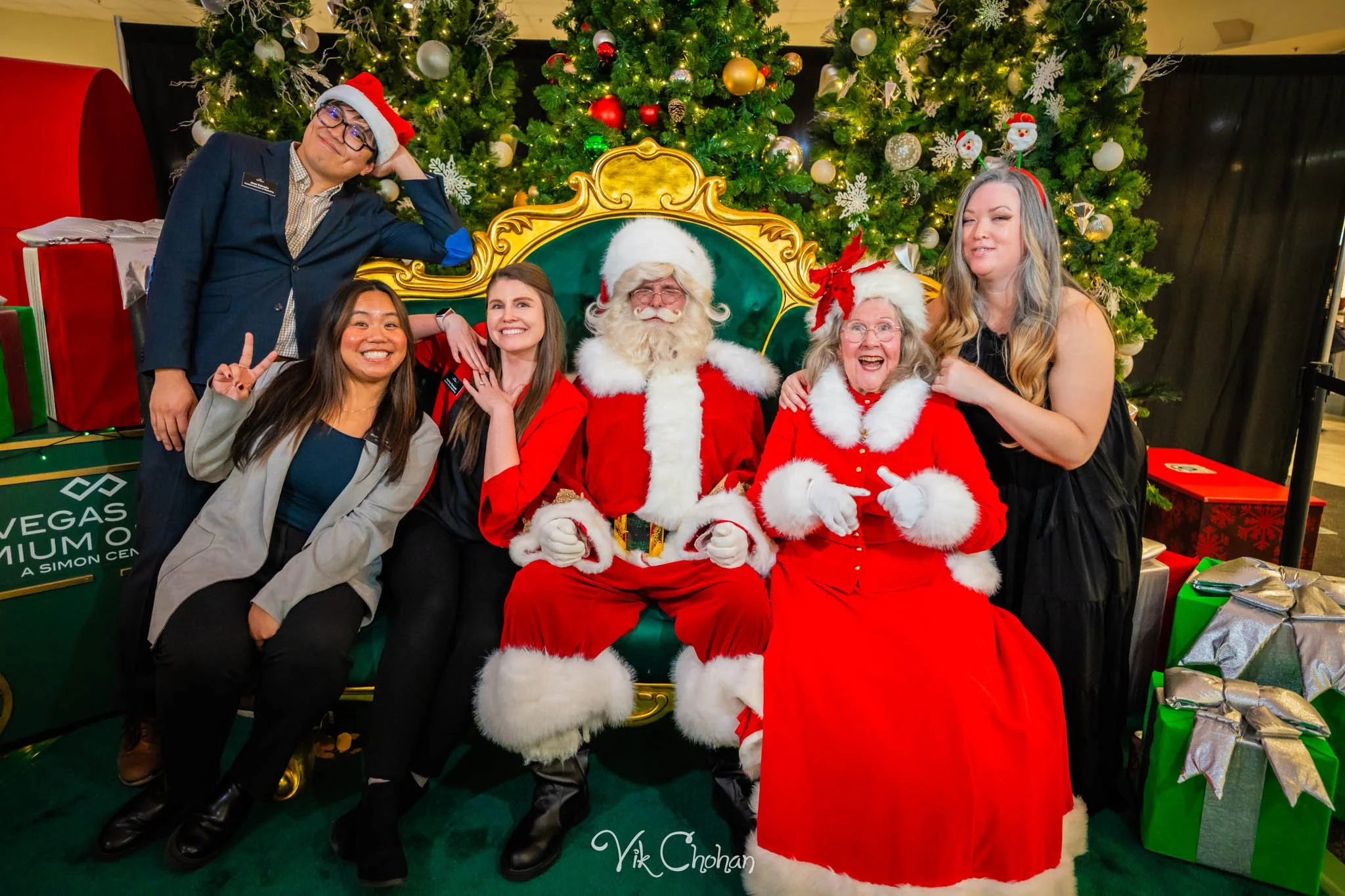 2025-12-10-INTRODeuce-Concierge-Christmas-at-LV-South-Premium-Outlets-2-Vik-Chohan-Photography-Social-Media-VCP-012.jpg