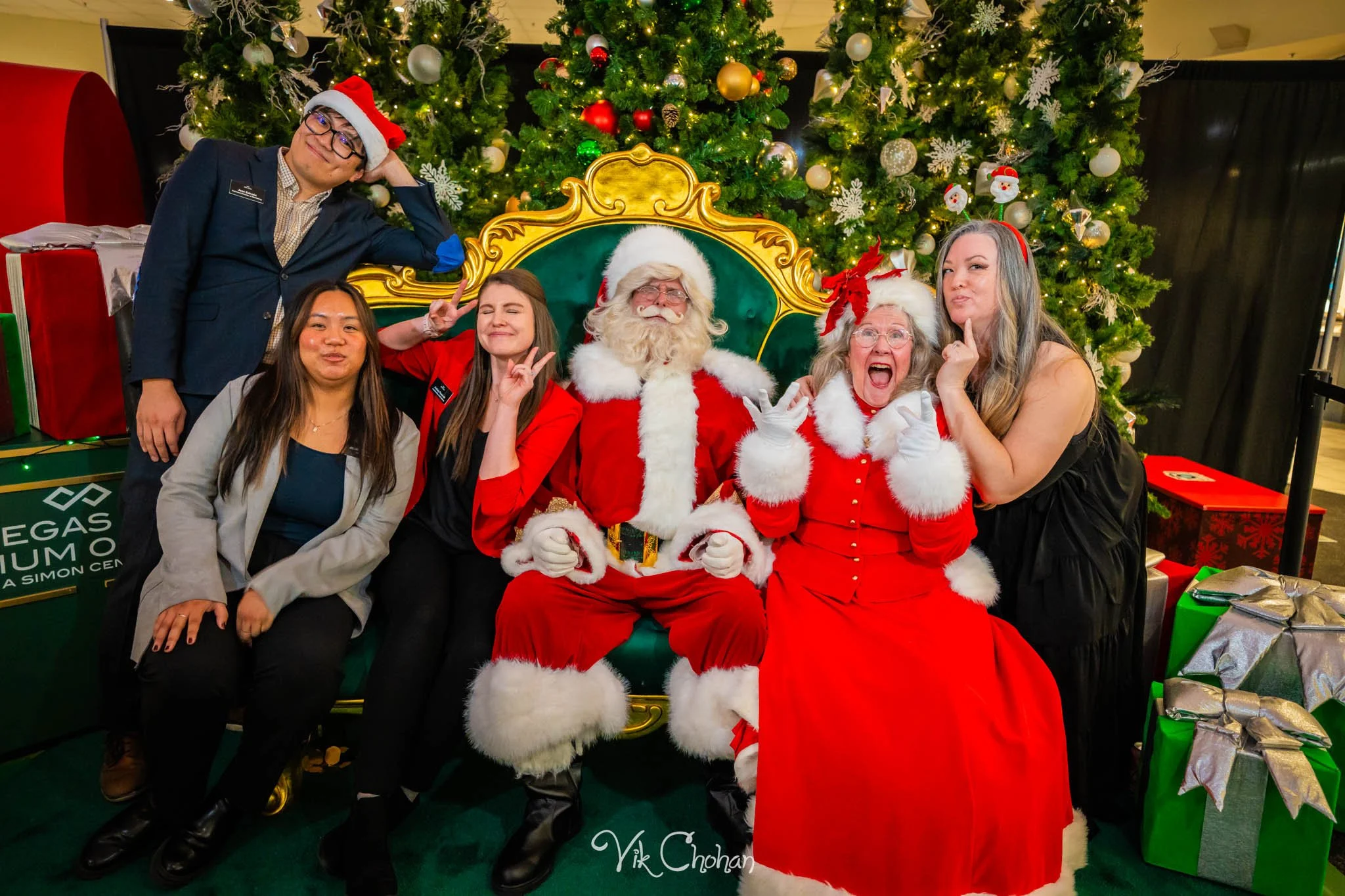2025-12-10-INTRODeuce-Concierge-Christmas-at-LV-South-Premium-Outlets-2-Vik-Chohan-Photography-Social-Media-VCP-013.jpg