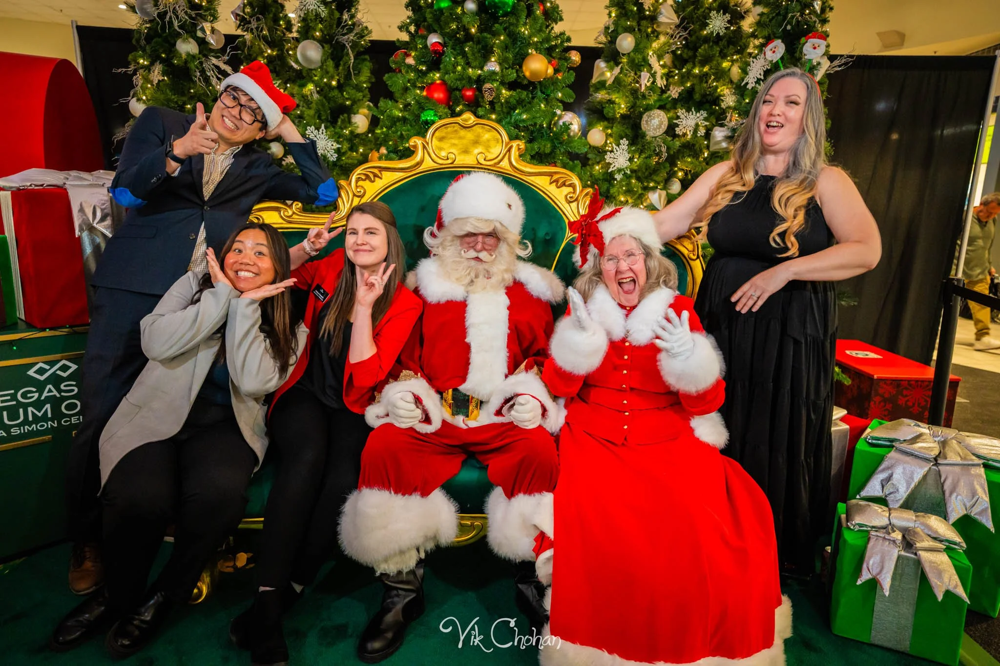 2025-12-10-INTRODeuce-Concierge-Christmas-at-LV-South-Premium-Outlets-2-Vik-Chohan-Photography-Social-Media-VCP-014.jpg