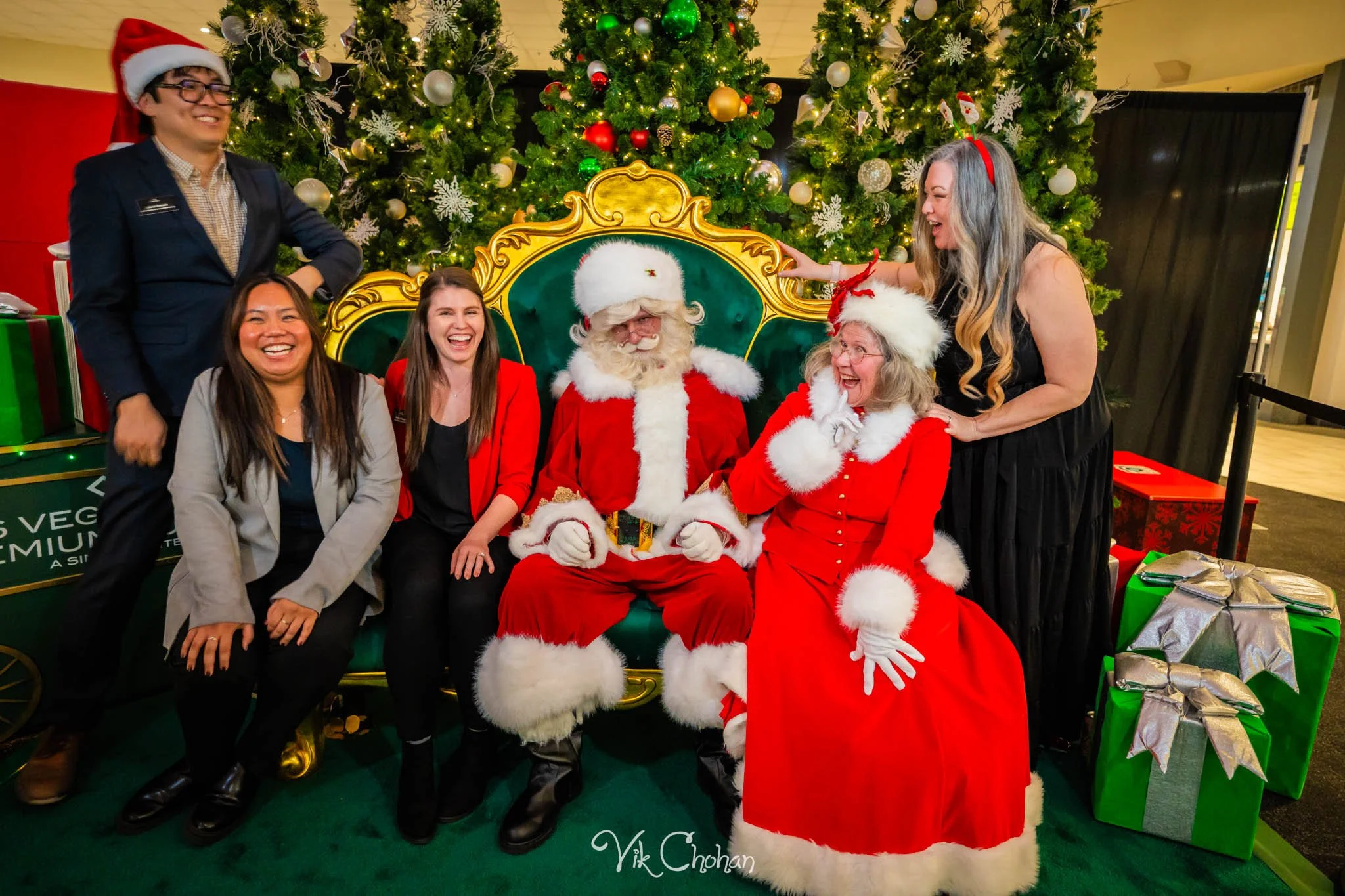 2025-12-10-INTRODeuce-Concierge-Christmas-at-LV-South-Premium-Outlets-2-Vik-Chohan-Photography-Social-Media-VCP-015.jpg