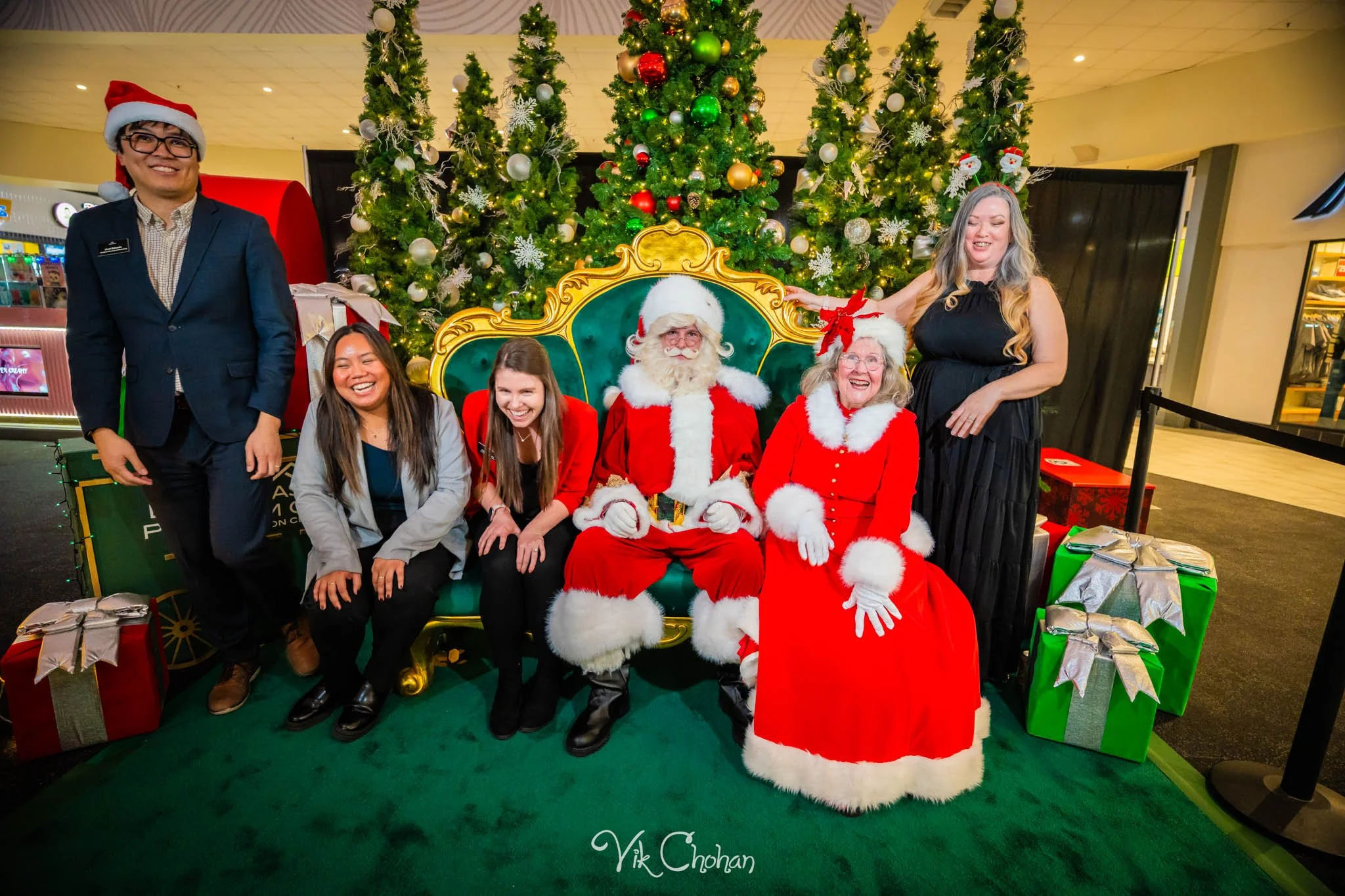 2025-12-10-INTRODeuce-Concierge-Christmas-at-LV-South-Premium-Outlets-2-Vik-Chohan-Photography-Social-Media-VCP-016.jpg