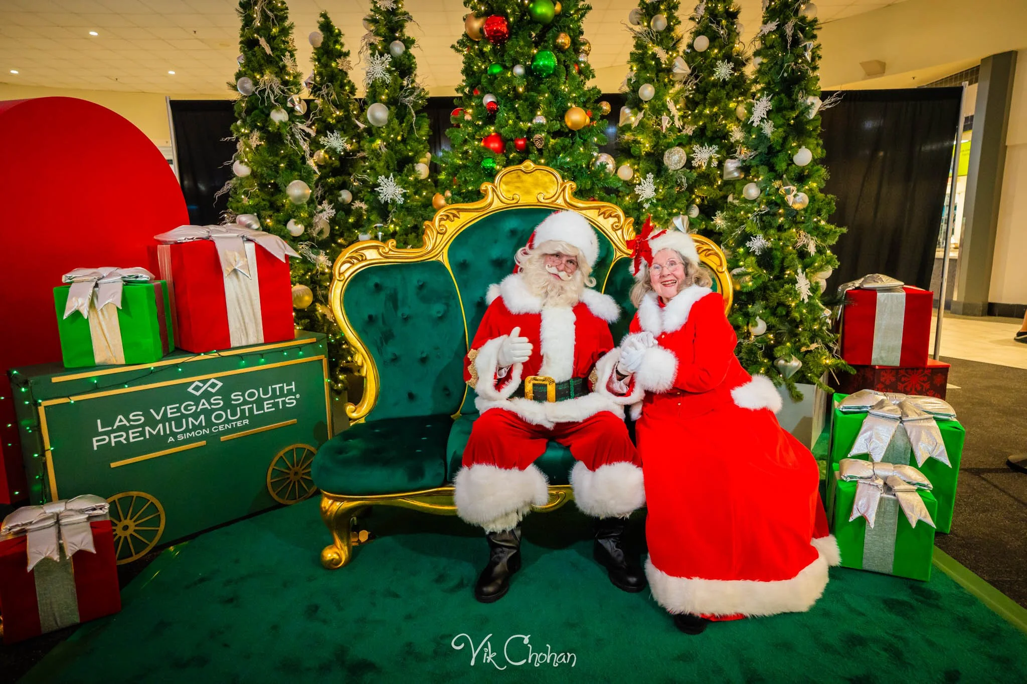 2025-12-10-INTRODeuce-Concierge-Christmas-at-LV-South-Premium-Outlets-2-Vik-Chohan-Photography-Social-Media-VCP-017.jpg