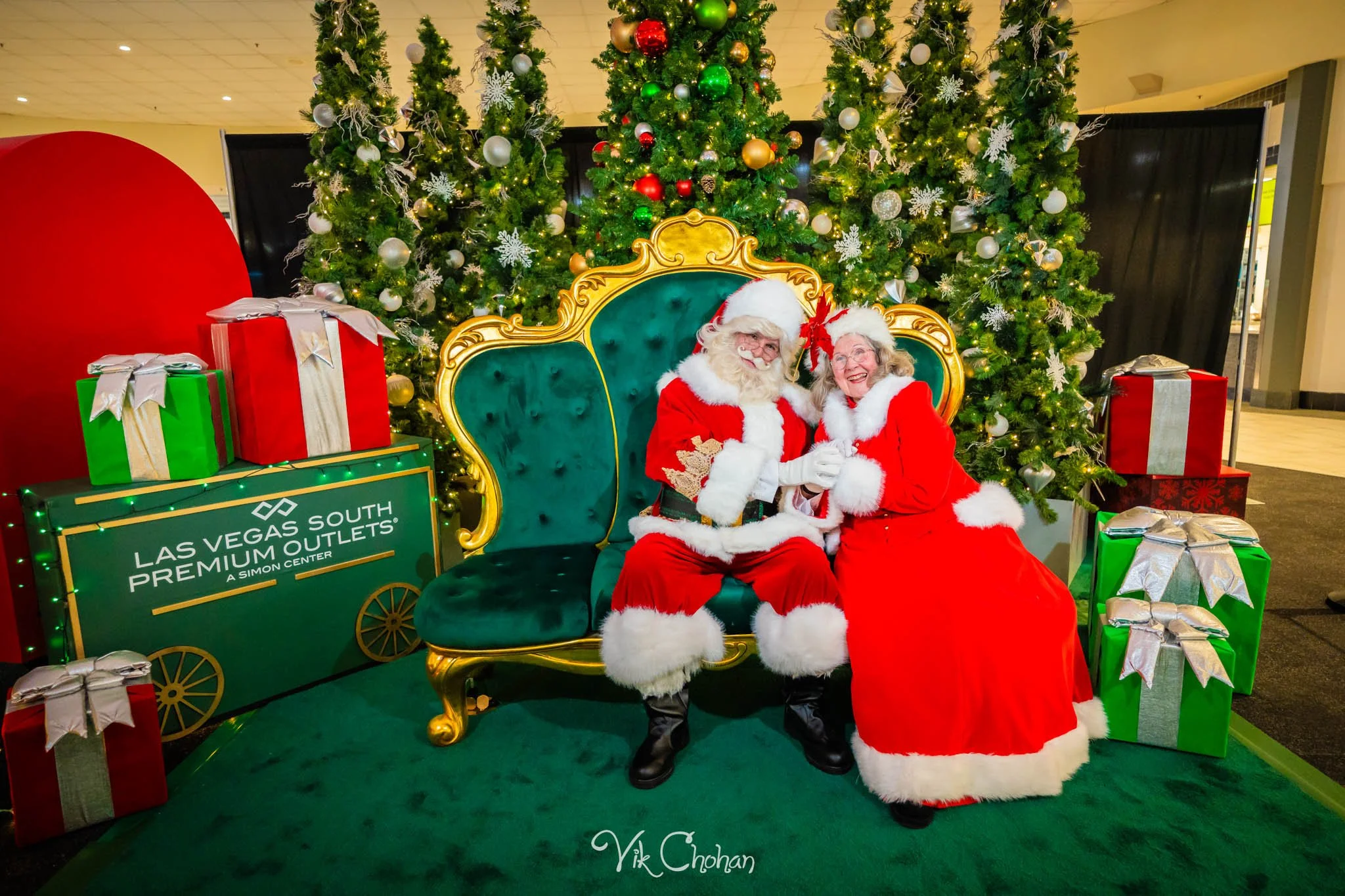 2025-12-10-INTRODeuce-Concierge-Christmas-at-LV-South-Premium-Outlets-2-Vik-Chohan-Photography-Social-Media-VCP-018.jpg