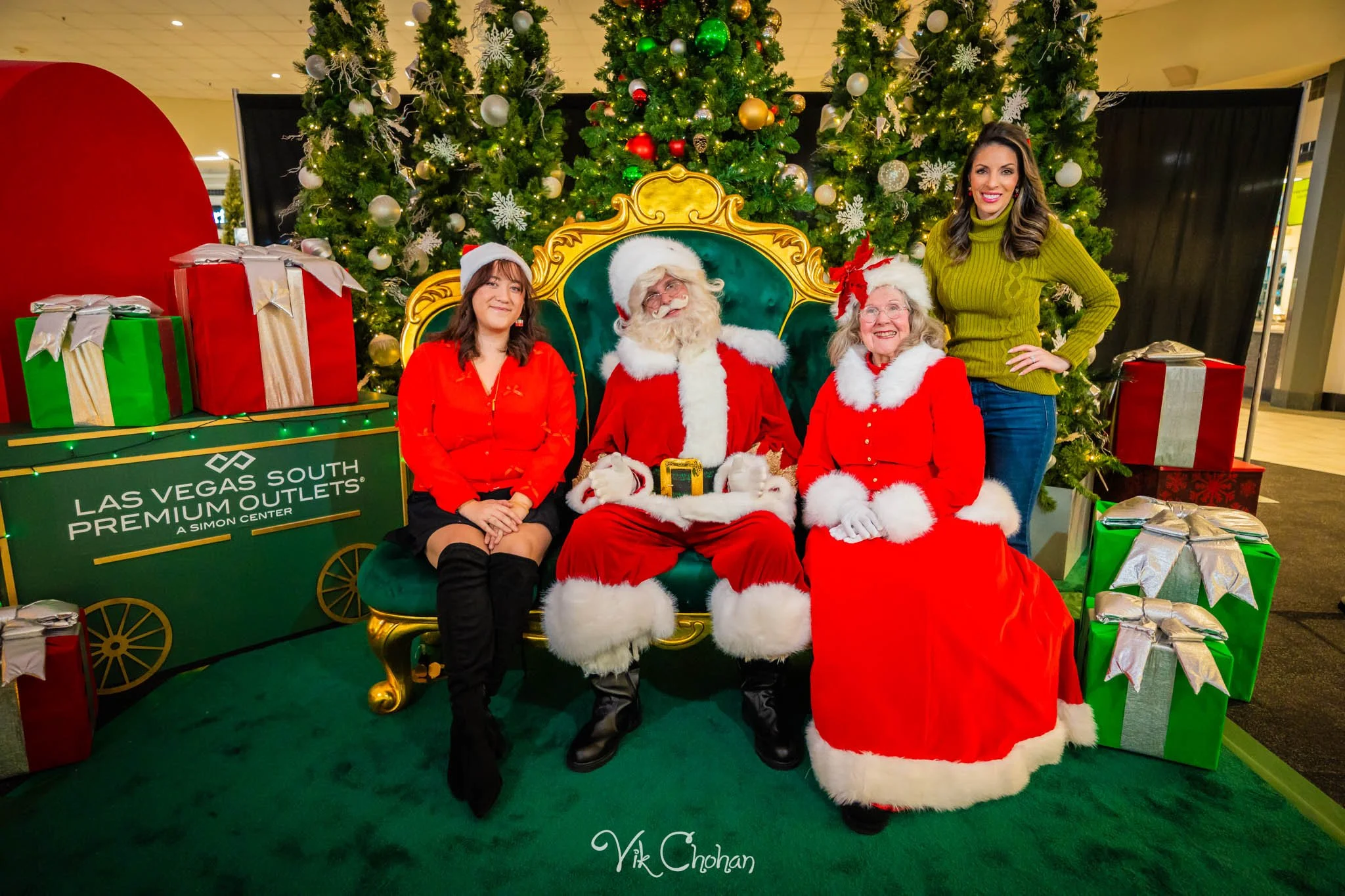 2025-12-10-INTRODeuce-Concierge-Christmas-at-LV-South-Premium-Outlets-2-Vik-Chohan-Photography-Social-Media-VCP-019.jpg