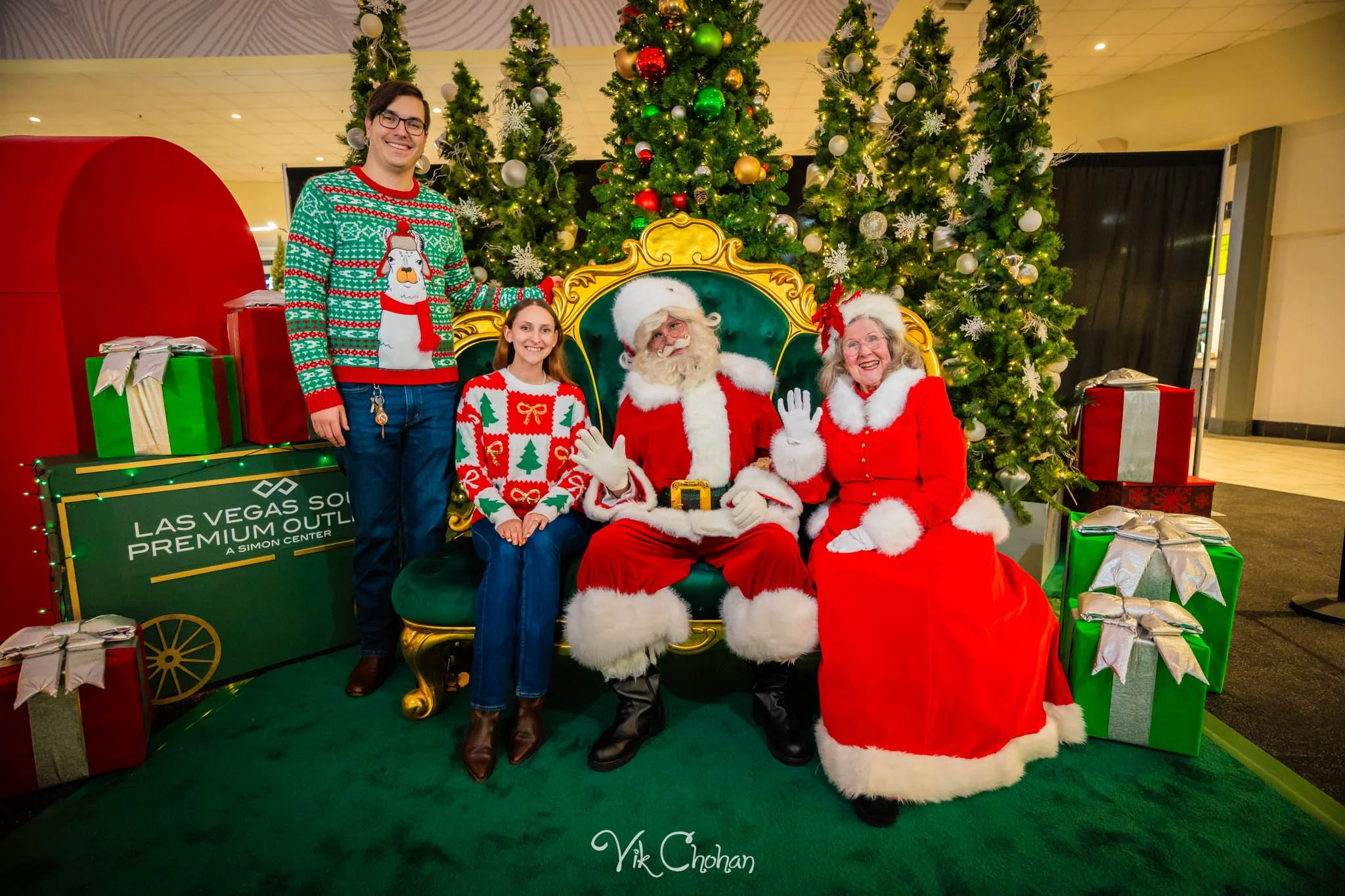 2025-12-10-INTRODeuce-Concierge-Christmas-at-LV-South-Premium-Outlets-2-Vik-Chohan-Photography-Social-Media-VCP-022.jpg