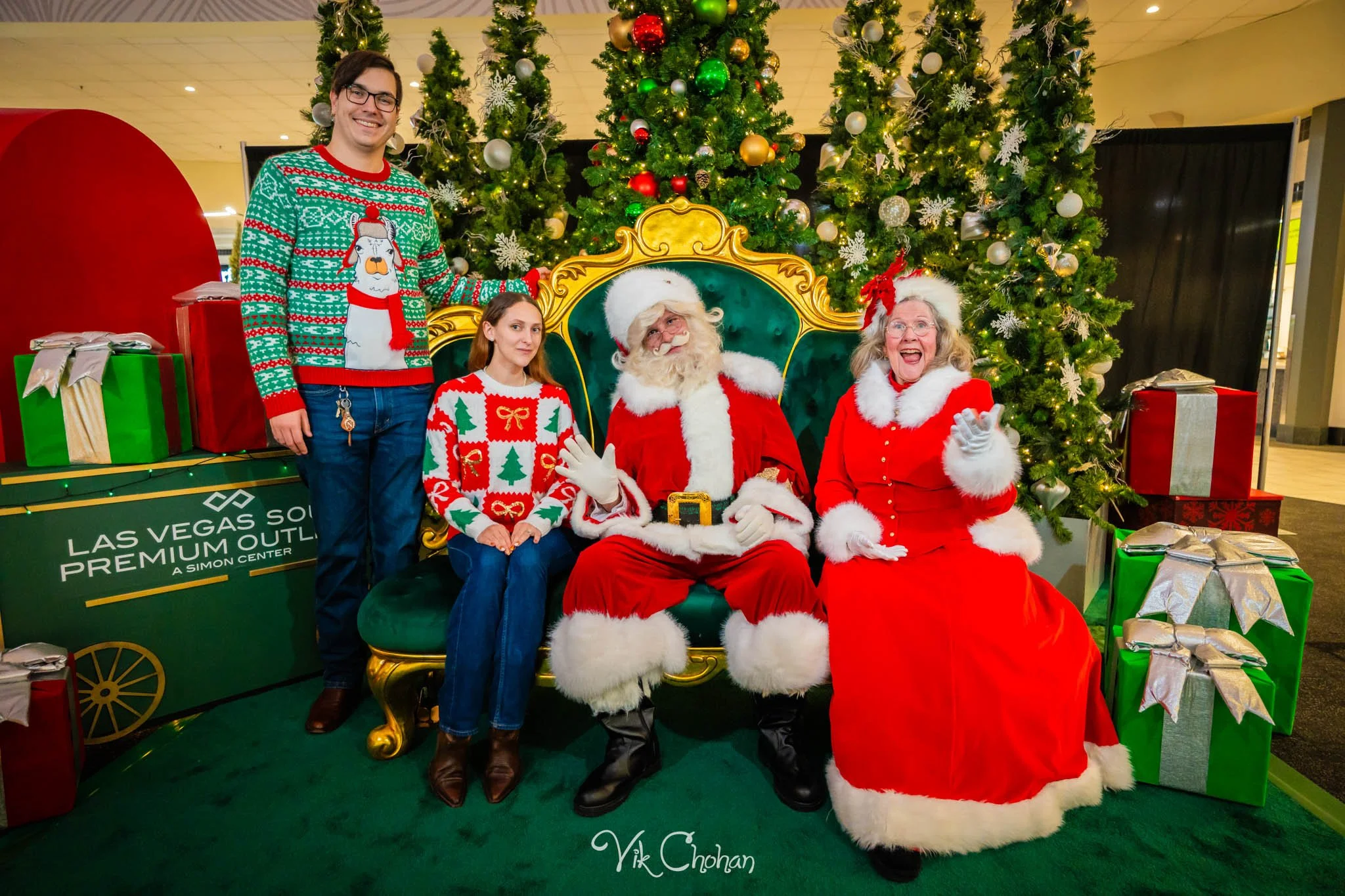2025-12-10-INTRODeuce-Concierge-Christmas-at-LV-South-Premium-Outlets-2-Vik-Chohan-Photography-Social-Media-VCP-023.jpg