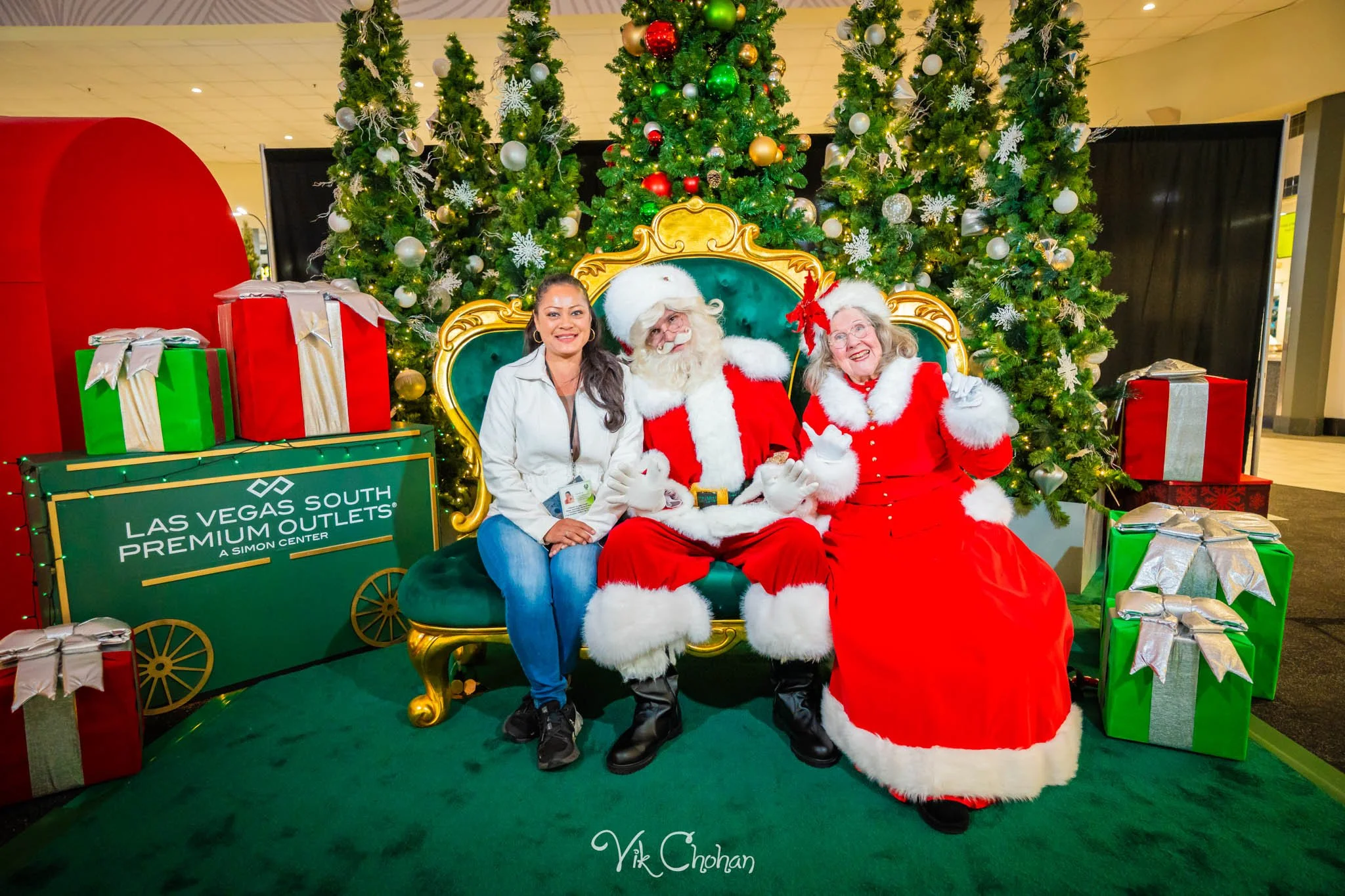 2025-12-10-INTRODeuce-Concierge-Christmas-at-LV-South-Premium-Outlets-2-Vik-Chohan-Photography-Social-Media-VCP-026.jpg