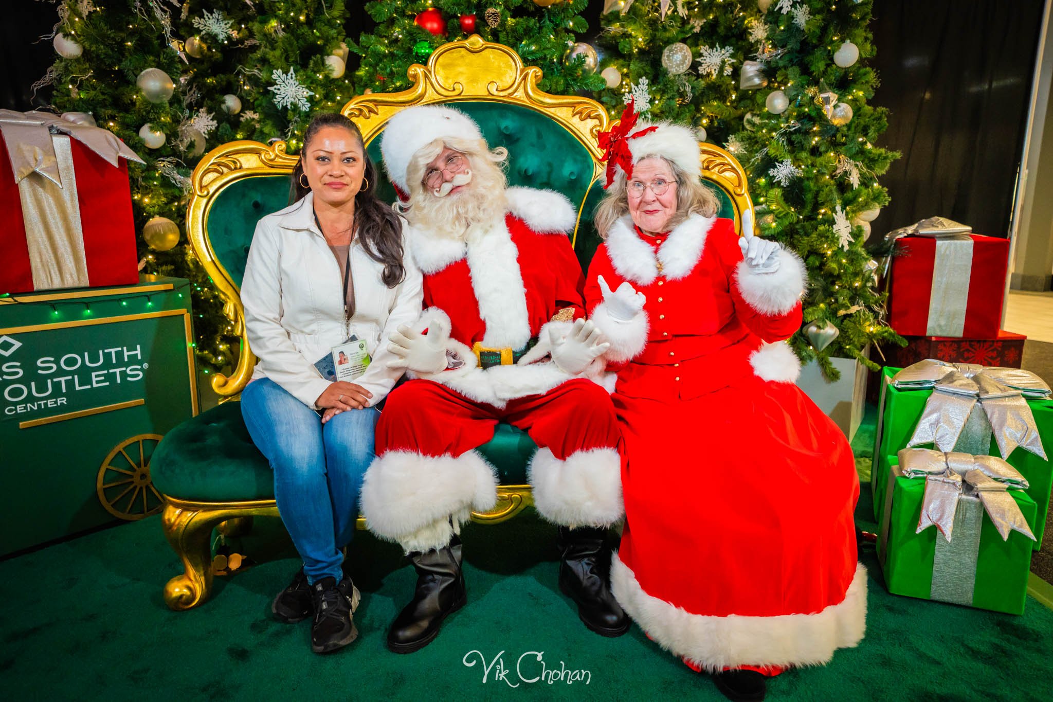 2025-12-10-INTRODeuce-Concierge-Christmas-at-LV-South-Premium-Outlets-2-Vik-Chohan-Photography-Social-Media-VCP-027.jpg