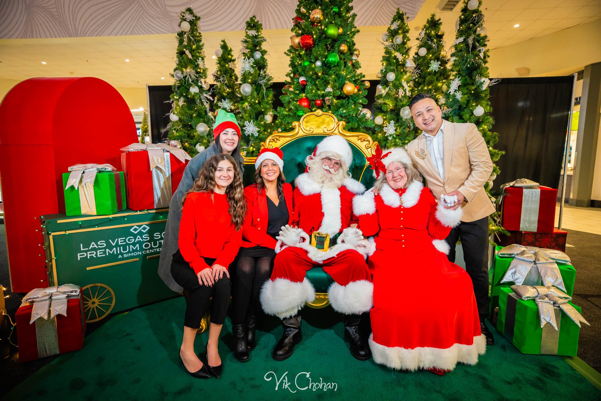 2025-12-10-INTRODeuce-Concierge-Christmas-at-LV-South-Premium-Outlets-2-Vik-Chohan-Photography-Social-Media-VCP-029.jpg
