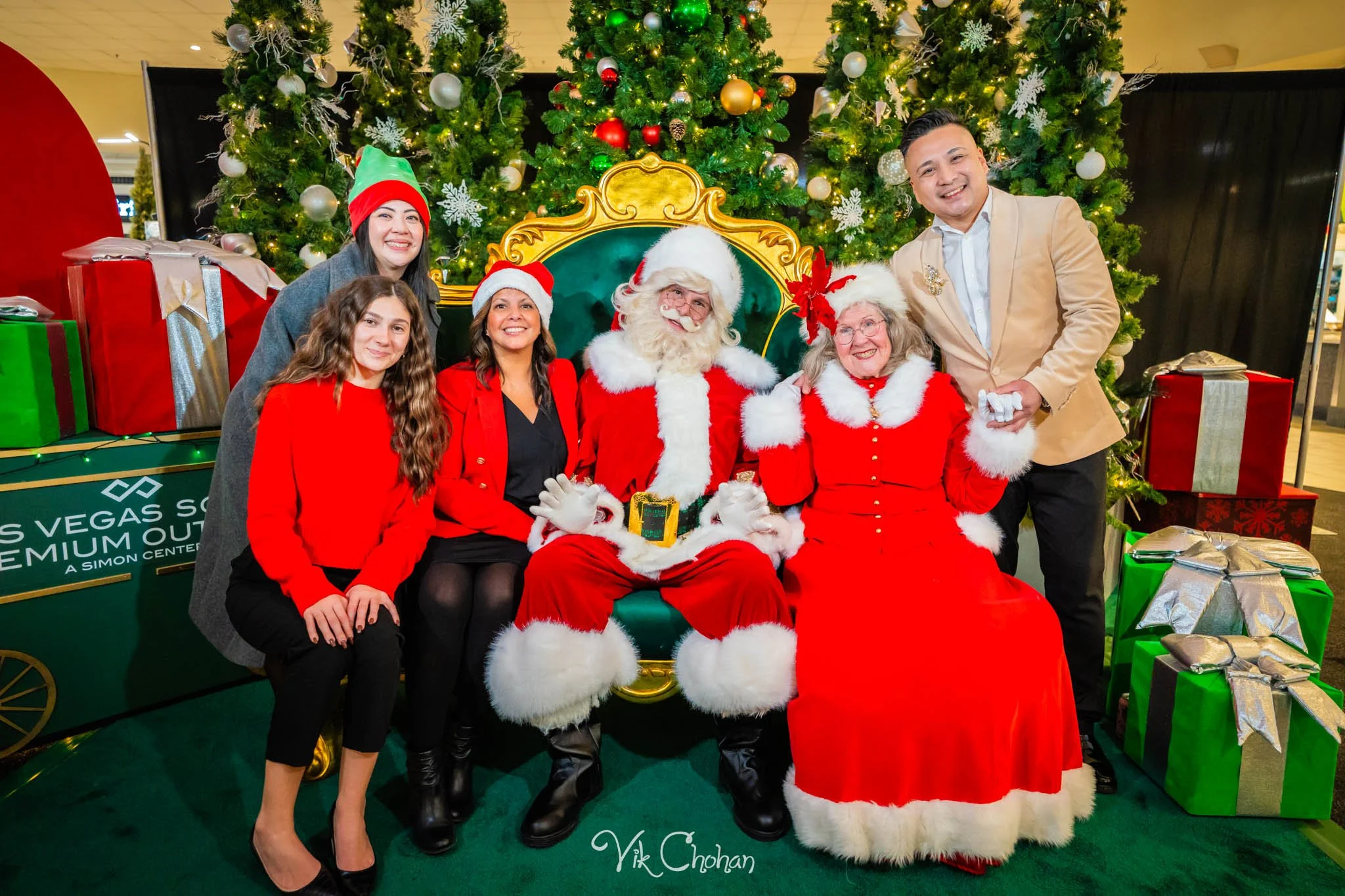 2025-12-10-INTRODeuce-Concierge-Christmas-at-LV-South-Premium-Outlets-2-Vik-Chohan-Photography-Social-Media-VCP-030.jpg