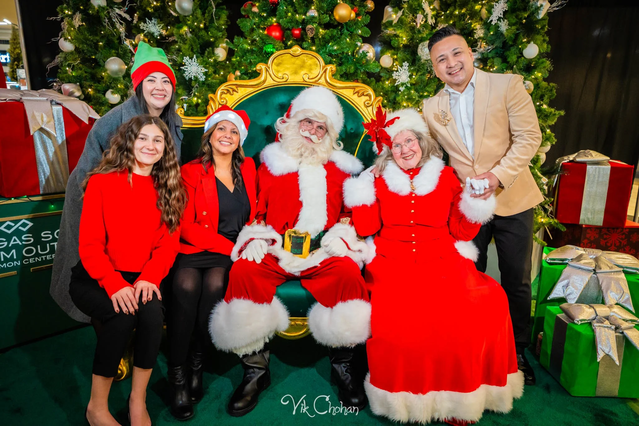 2025-12-10-INTRODeuce-Concierge-Christmas-at-LV-South-Premium-Outlets-2-Vik-Chohan-Photography-Social-Media-VCP-031.jpg