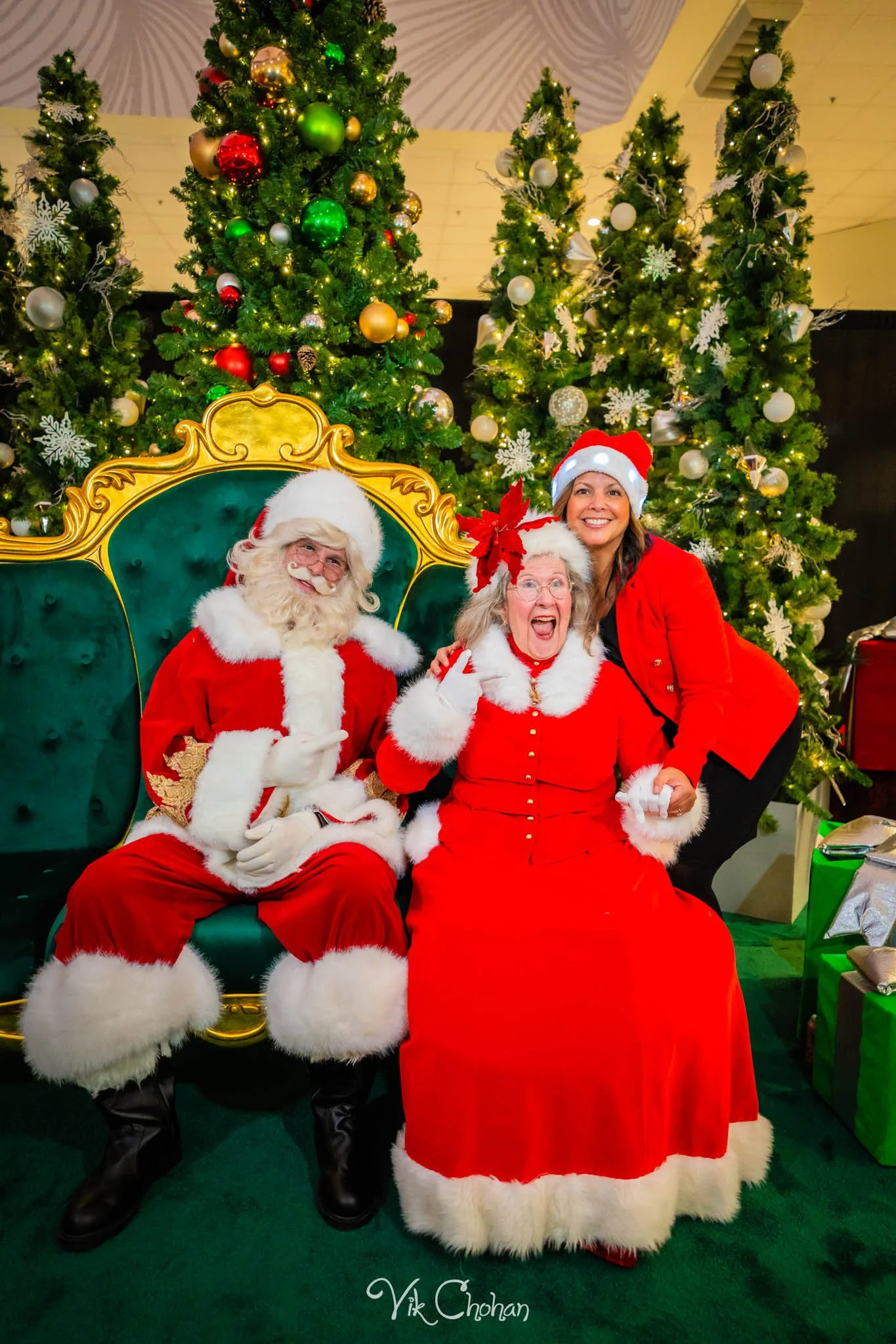 2025-12-10-INTRODeuce-Concierge-Christmas-at-LV-South-Premium-Outlets-2-Vik-Chohan-Photography-Social-Media-VCP-032.jpg