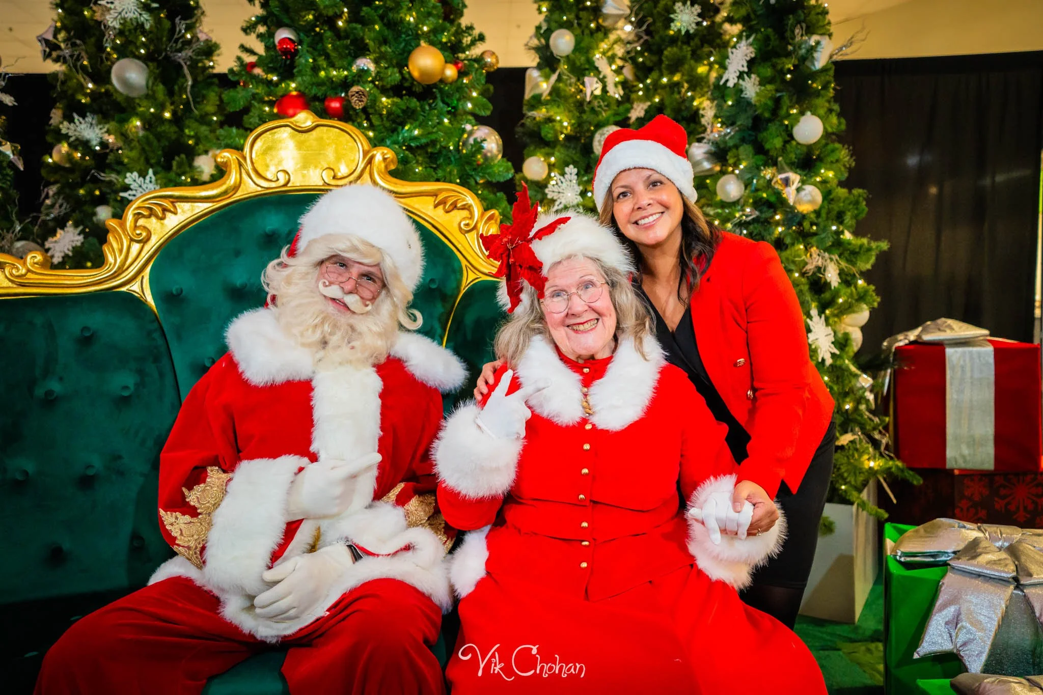 2025-12-10-INTRODeuce-Concierge-Christmas-at-LV-South-Premium-Outlets-2-Vik-Chohan-Photography-Social-Media-VCP-033.jpg