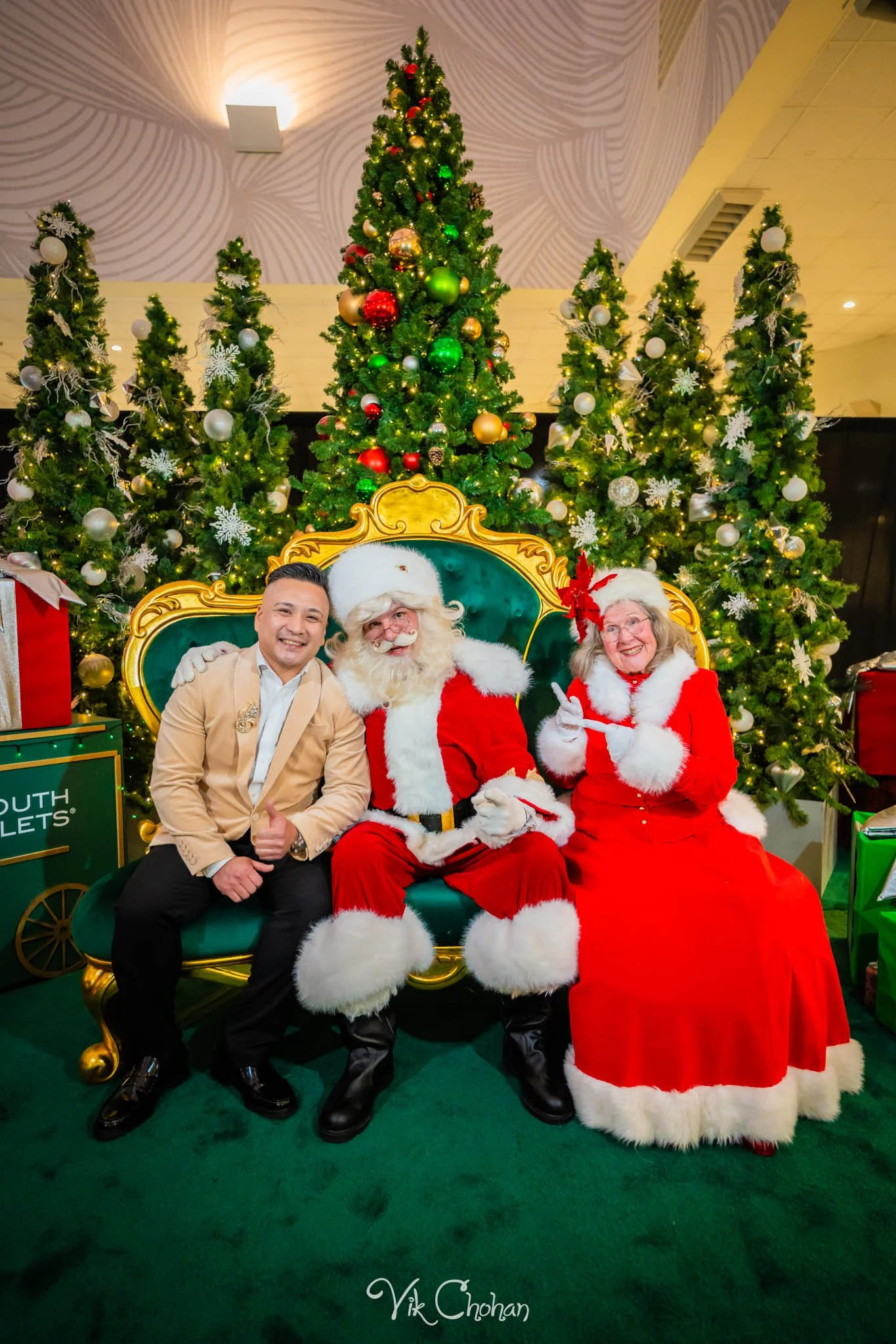 2025-12-10-INTRODeuce-Concierge-Christmas-at-LV-South-Premium-Outlets-2-Vik-Chohan-Photography-Social-Media-VCP-034.jpg