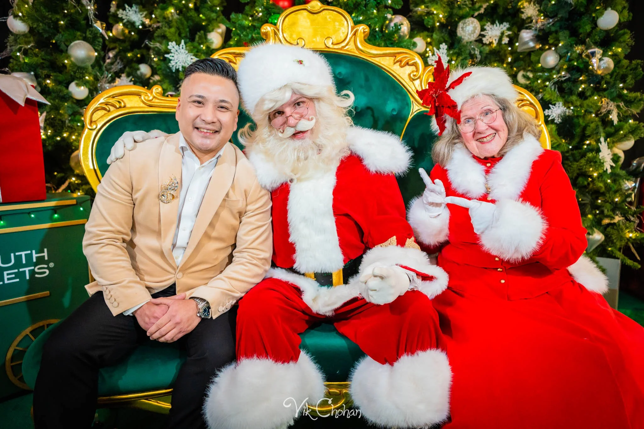 2025-12-10-INTRODeuce-Concierge-Christmas-at-LV-South-Premium-Outlets-2-Vik-Chohan-Photography-Social-Media-VCP-036.jpg
