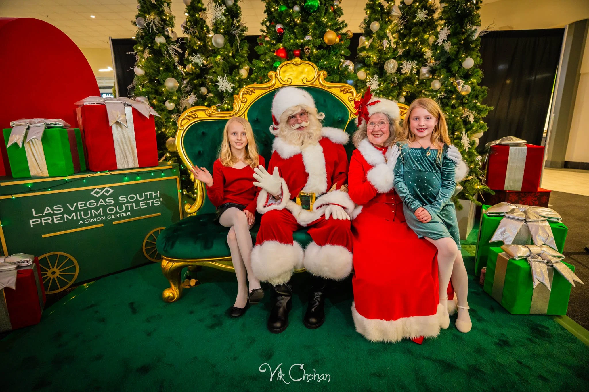 2025-12-10-INTRODeuce-Concierge-Christmas-at-LV-South-Premium-Outlets-2-Vik-Chohan-Photography-Social-Media-VCP-037.jpg
