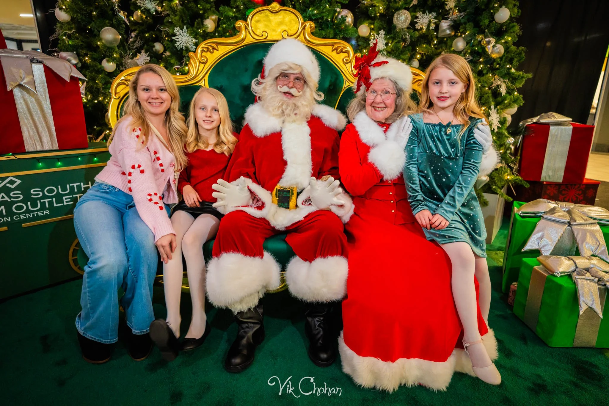 2025-12-10-INTRODeuce-Concierge-Christmas-at-LV-South-Premium-Outlets-2-Vik-Chohan-Photography-Social-Media-VCP-041.jpg