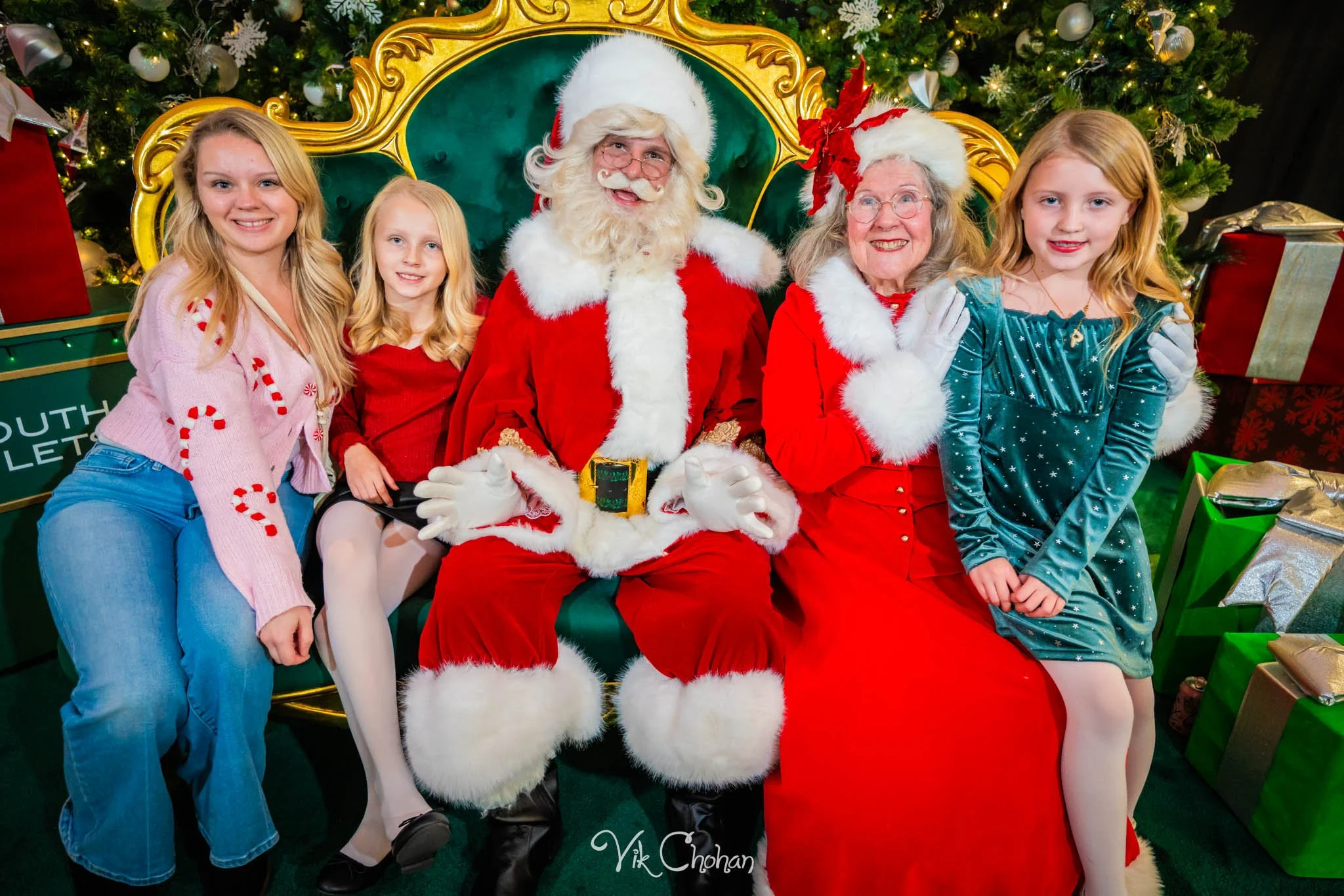 2025-12-10-INTRODeuce-Concierge-Christmas-at-LV-South-Premium-Outlets-2-Vik-Chohan-Photography-Social-Media-VCP-042.jpg