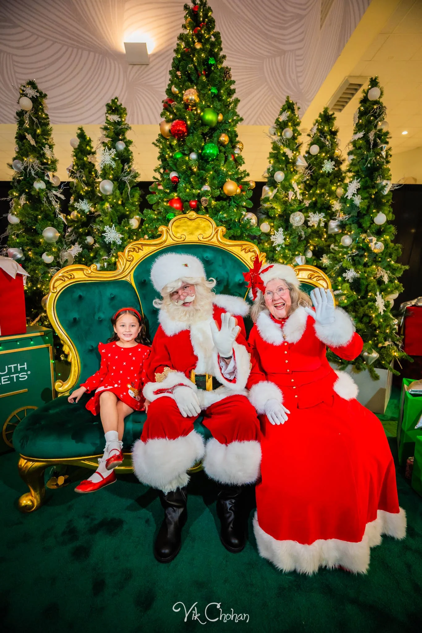 2025-12-10-INTRODeuce-Concierge-Christmas-at-LV-South-Premium-Outlets-2-Vik-Chohan-Photography-Social-Media-VCP-046.jpg