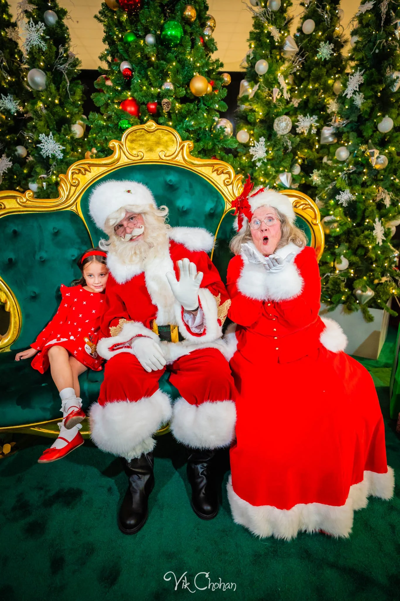 2025-12-10-INTRODeuce-Concierge-Christmas-at-LV-South-Premium-Outlets-2-Vik-Chohan-Photography-Social-Media-VCP-047.jpg